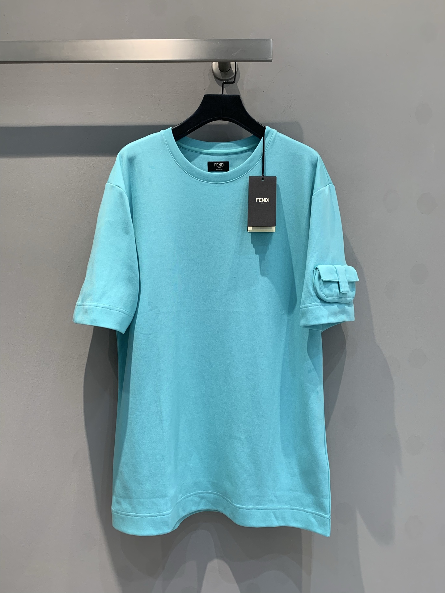 NO:315185,Special price 1 new model is shipped!  FD early spring new bag T-shirt, original fixed-dye combed cotton fabric, side sleeve small bag packaging decoration, loose and large style, easily covering the buttocks to show off your beautiful legs!  The same style for men and women!  36-38-40,,tees,t-shirt,alexander wang19860909特价1新款出货啦！FD早春新款包包T恤,原版定染精梳棉面料,侧袖小包包装饰,宽松大版型,轻松遮臀展现大美腿！男女同款！36-38-40,,tees，t-shirt,alexander wang,Women's clothing