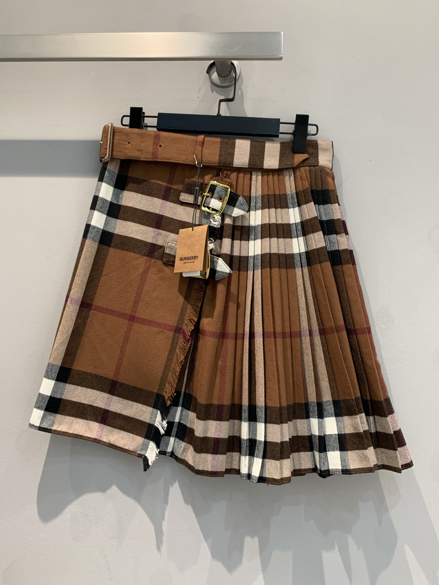 NO:315194,Special offer!  New models are shipped!  burberr* Early Spring New Birch Brown Plaid Pleated Skirt, Original Fixed Wool Fabric, Soft Hands and Textured Like Baby Skin!  The whole body is hand-pressed and plucked, and the seemingly simple skirt hides a lot of small details, and can be worn in front and back. 36-38-40, burberry, skirts, alexander wang19860909特价！新款出货啦！burberr*早春新款桦木棕格百褶半裙,原版定织精纺羊毛面料,手感柔顺如婴儿肌肤般质感！全身手工压褶拔毛工艺,看似简单的裙子暗藏超多小细节,前后可穿.36-38-40,,burberry,skirts,alexander wang,Women's clothing