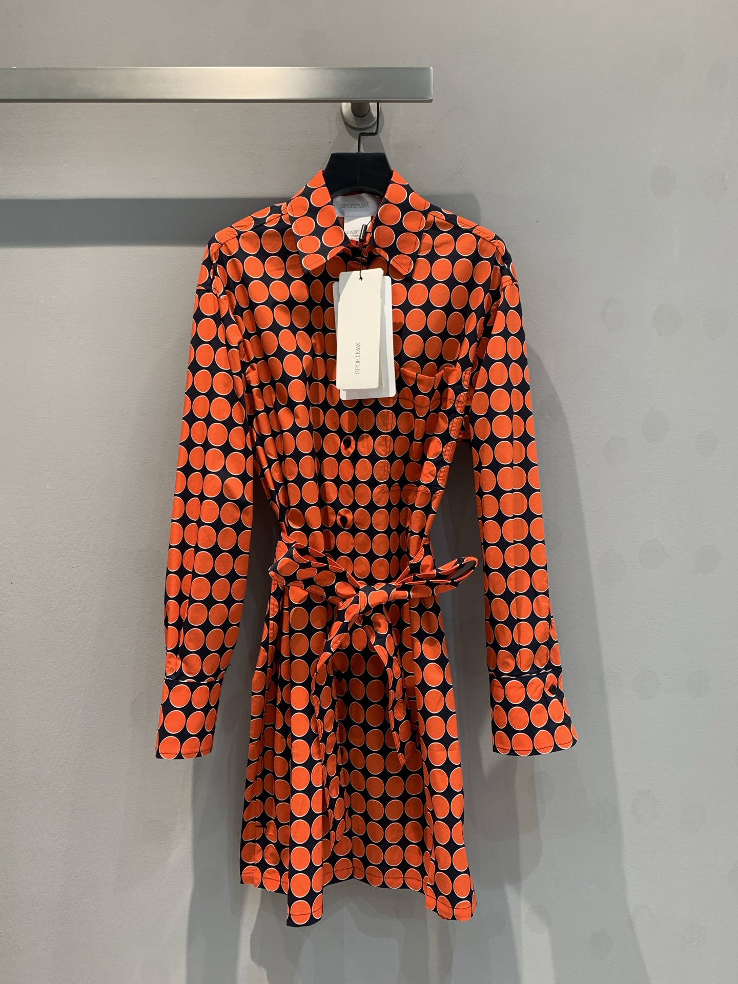 NO:315179,Special offer!  New models are shipped!  Sportmax's new summer shirt dress uses original custom pure cotton fabric, with red dot printing on black background causing a strong visual impact, and the upper body effect is crisp and neat and slim!  It can be worn with a belt!  SML, skirts,shirts,alexander wang19860909特价！新款出货啦！Sportmax夏季新款衬衫式连衣裙,采用原版定制纯棉面料,黑底红色圆点印花造成强烈视觉冲击,上身效果干脆利落非常显瘦！搭配腰带可Diy多种穿着！SML,,skirts,shirts,alexander wang,Women's clothing