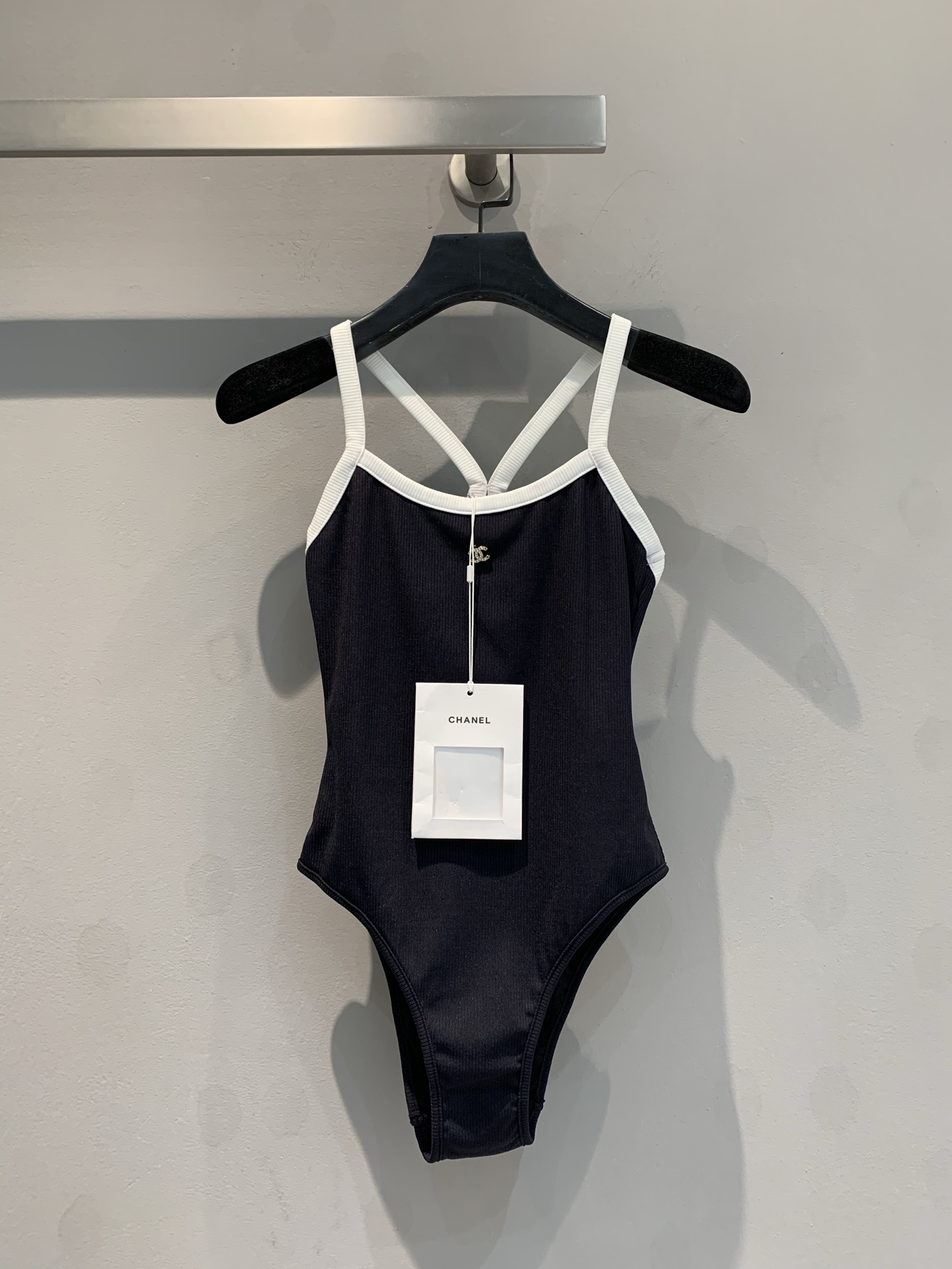 NO:315177,New model shipped C home spring and summer series hot one-piece swimsuit classic black and white contrasting colors essential for summer travel, body modification, swimsuits or small suspenders for inner wear, matched with gauze skirts, jeans, size 36 38 40, chanel, skirts, jeans, swimsuits, alexander wang19860909新款 出货啦 C家春夏系列 爆款连体泳衣 经典黑白撞色 夏日出游必备 修饰身材 又可做泳衣也可以做内搭的一件小吊带 搭配纱裙 牛仔裤 码数36 38 40,,chanel,skirts,jeans,swimsuits,alexander wang,Women's clothing