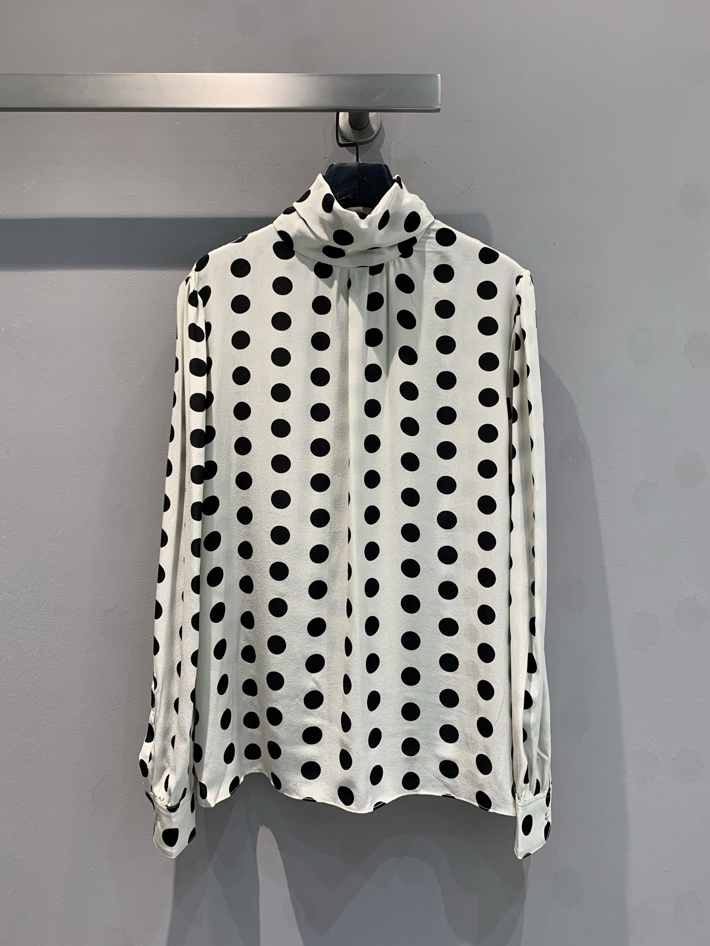 NO:315202,!  Shipping!  New SLP early spring new white polka dot silk shirt, French elegant streamer pullover design, mulberry silk fabric, precisely interpreting the exquisite and casual style of Saint Laurent girls!  36-38-40, loro piana,saint laurent,real silk,alexander wang19860909！出货啦！新款SLP早春新款白色波点真丝衬衣,法式优雅飘带套头设计,桑蚕丝面料,精确演绎圣罗兰女孩的精致与随性风格！36-38-40,,loro piana,saint laurent,real silk,alexander wang,Women's clothing