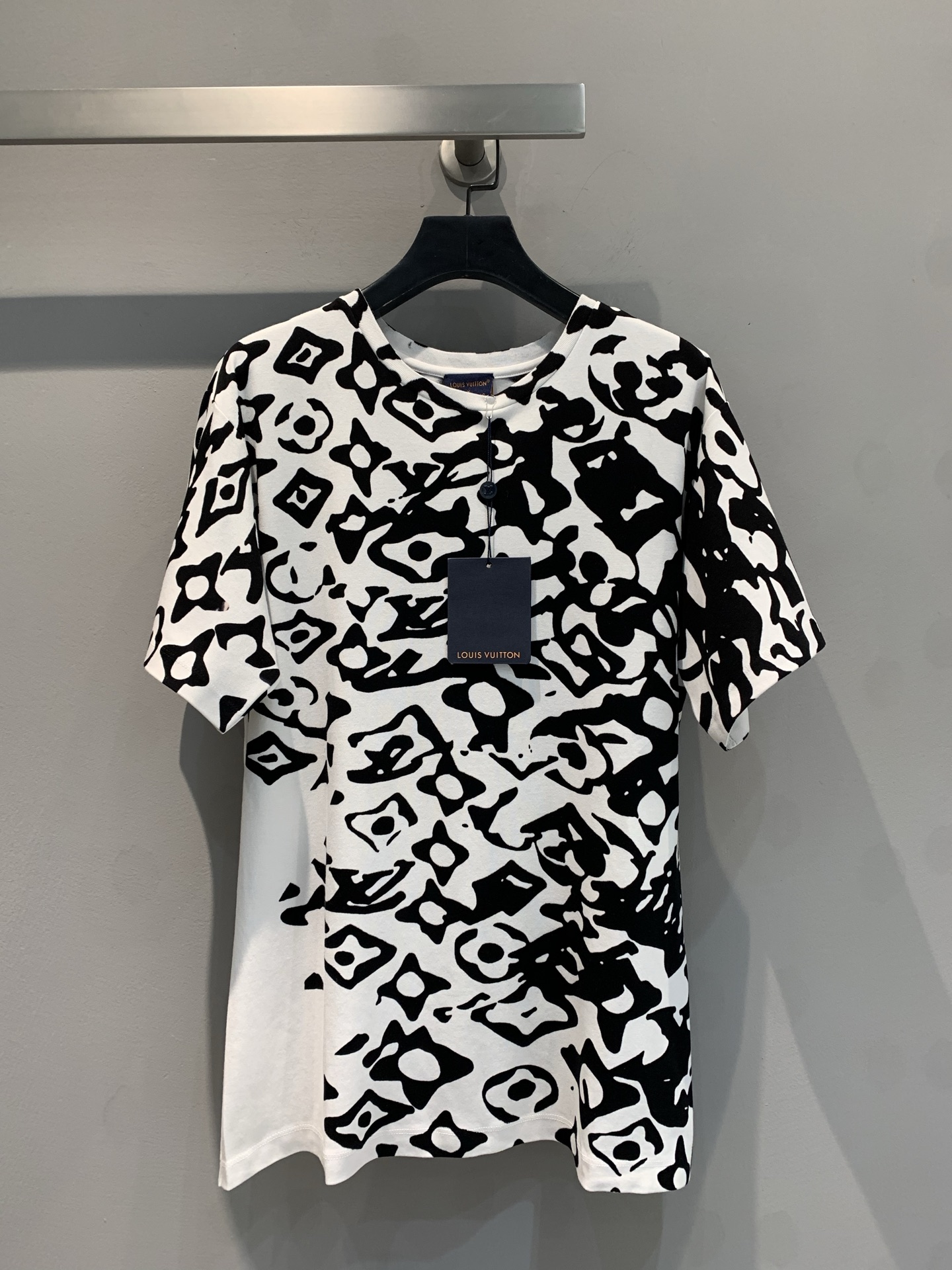 NO:315188,Special offer!  Original price. New style of Donkey Cotton Knitted T-shirt deconstructs Urs Fischer with an artistic hand-painted style. The classic monogram pattern overlaps, making each finished product look different. Number 36 38 40,,louis vuitton,louis vuitton,tees,t-shirt,alexander wang19860909特价！原价.新款 驴家棉质针织T恤将 Urs Fischer 以艺术手绘风格解构的经典 monogram 图案重叠掩映,令每件成品显现不同风采 码数36 38 40,,louis vuitton,louis vuitton,tees，t-shirt,alexander wang,Women's clothing