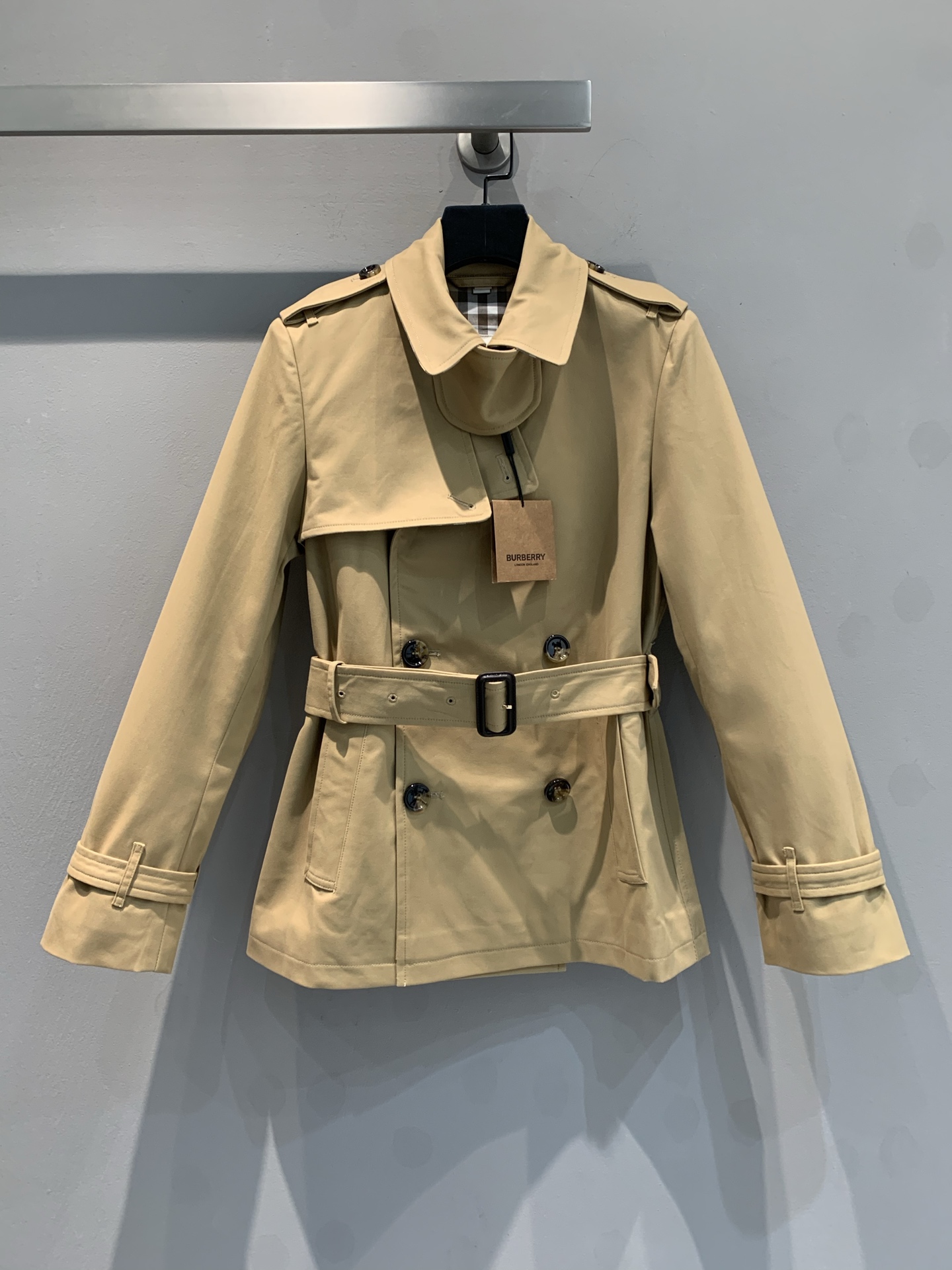 NO:316480,Special offer BUR early spring new classic short windbreaker, texture control is a must-have!  This windbreaker has a great background. It is strictly selected for excellent fabrics, which are crisp, stylish and skin-friendly, and can withstand the test of time. The classic British style design is full of details, retro, fashionable and atmospheric. The upper body is fully open, and whether it is commuting or leisure, you can easily grasp the sense of high-end feeling and easily become the focus of the crowd!  S-XL, burberry, alexander wang19860909特价 BUR早春新款经典短款风衣,质感控必入！这件风衣大有来头.严选上乘面料,挺括有型又亲肤,经得住时间考验.经典英伦风设计,肩章、腰带细节满满,复古时髦又大气.上身气场全开,无论是通勤还是休闲,都能轻松拿捏高级感,轻松成为人群焦点！码数S-XL,,burberry,alexander wang,Women's clothing