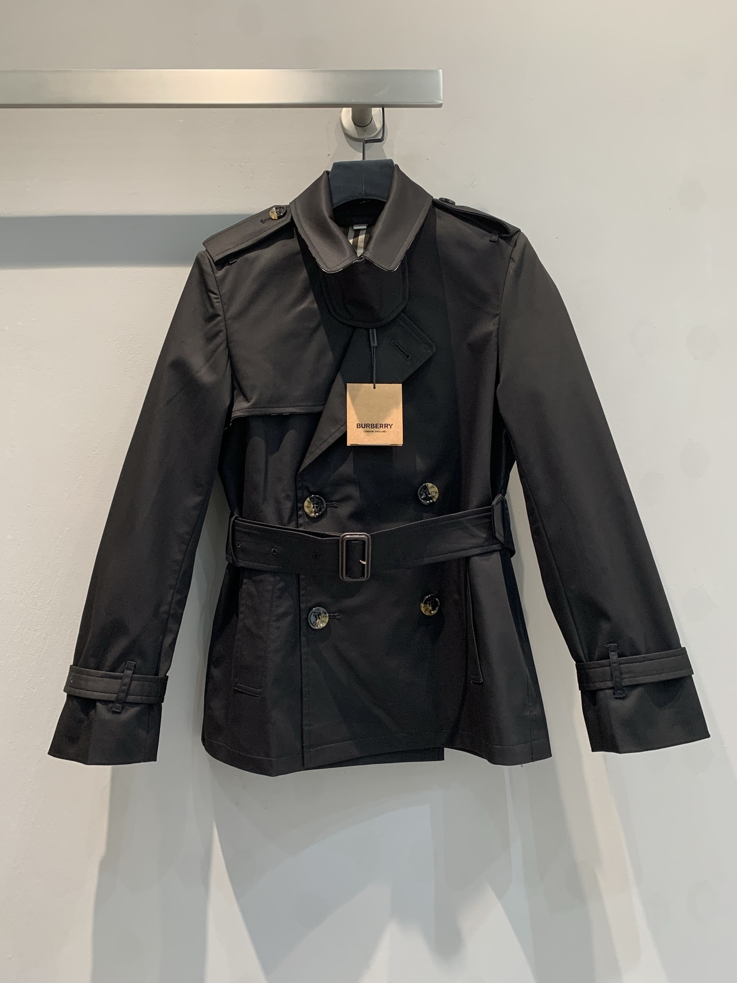 NO:316463,Special offer BUR early spring new classic short windbreaker, texture control is a must-have!  This windbreaker has a great background. It is strictly selected for excellent fabrics, which are crisp, stylish and skin-friendly, and can withstand the test of time. The classic British style design is full of details, retro, fashionable and atmospheric. The upper body is fully open, and whether it is commuting or leisure, you can easily grasp the sense of high-end feeling and easily become the focus of the crowd!  S-XL, burberry, alexander wang19860909特价BUR早春新款经典短款风衣,质感控必入！这件风衣大有来头.严选上乘面料,挺括有型又亲肤,经得住时间考验.经典英伦风设计,肩章、腰带细节满满,复古时髦又大气.上身气场全开,无论是通勤还是休闲,都能轻松拿捏高级感,轻松成为人群焦点！码数S-XL,,burberry,alexander wang,Women's clothing