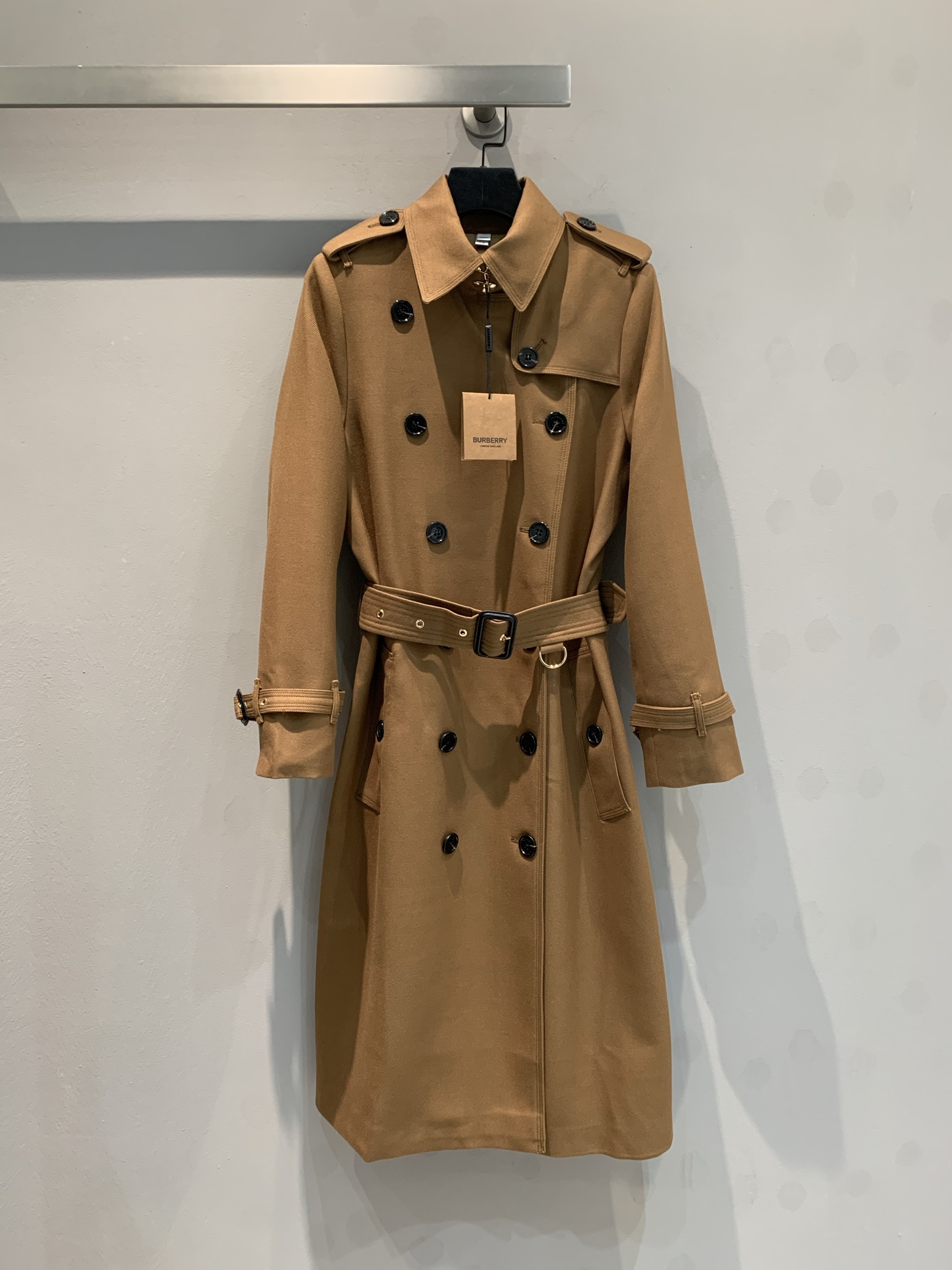 NO:316460,Special offer!  Burberr* Fall Classic Kensington Long Trench Coat!  This windbreaker uses BURBERRY's classic Kensington style, with slim body and tailored sleeves and shoulders, making the whole dress look very stylish. The mid-length design is a mid-length design, which can keep warm and stylish. The length and sleeve length are moderate, suitable for people of different figures to wear. High-quality fabrics This windbreaker uses high-quality fabrics and production processes. The outer layer uses BURBERRY's signature windproof and waterproof materials, and the inner layer uses the brand's iconic check lining, making the whole dress feel good and soft. Brand iconic details This windbreaker is equipped with resin buttons engraved with the brand name, the iconic BURBERRY check details, and the eye-catching brand logo. These details make the whole dress very easy to identify.  Practical pocket design This windbreaker is equipped with multiple practical pockets, which is convenient for carrying items. S-XXL, burberry, alexander wang19860909特价！Burberr*秋经典肯辛顿长款风衣！这款风衣采用BURBERRY经典的Kensington版型,衣身修身,袖子和肩部剪裁合身,使得整个衣服显得非常有型.中长款设计这款风衣是中长款的设计,既能保暖,又不失时尚感.长度和袖长适中,适合不同身材的人穿着. 优质的面料这款风衣使用高品质的面料和制作工艺,外层采用了BURBERRY标志性的防风、防水材料,内里则使用了品牌标志性的格纹衬里,使得整件衣服质感很好,手感柔软. 品牌标志性细节这款风衣配有刻有品牌名称的树脂钮扣,标志性的BURBERRY格纹细节,以及醒目的品牌LOGO,这些细节让整个衣服非常容易被识别出来. 实用的口袋设计这款风衣配备有多个实用的口袋,方便携带物品.码数S-XXL,,burberry,alexander wang,Women's clothing