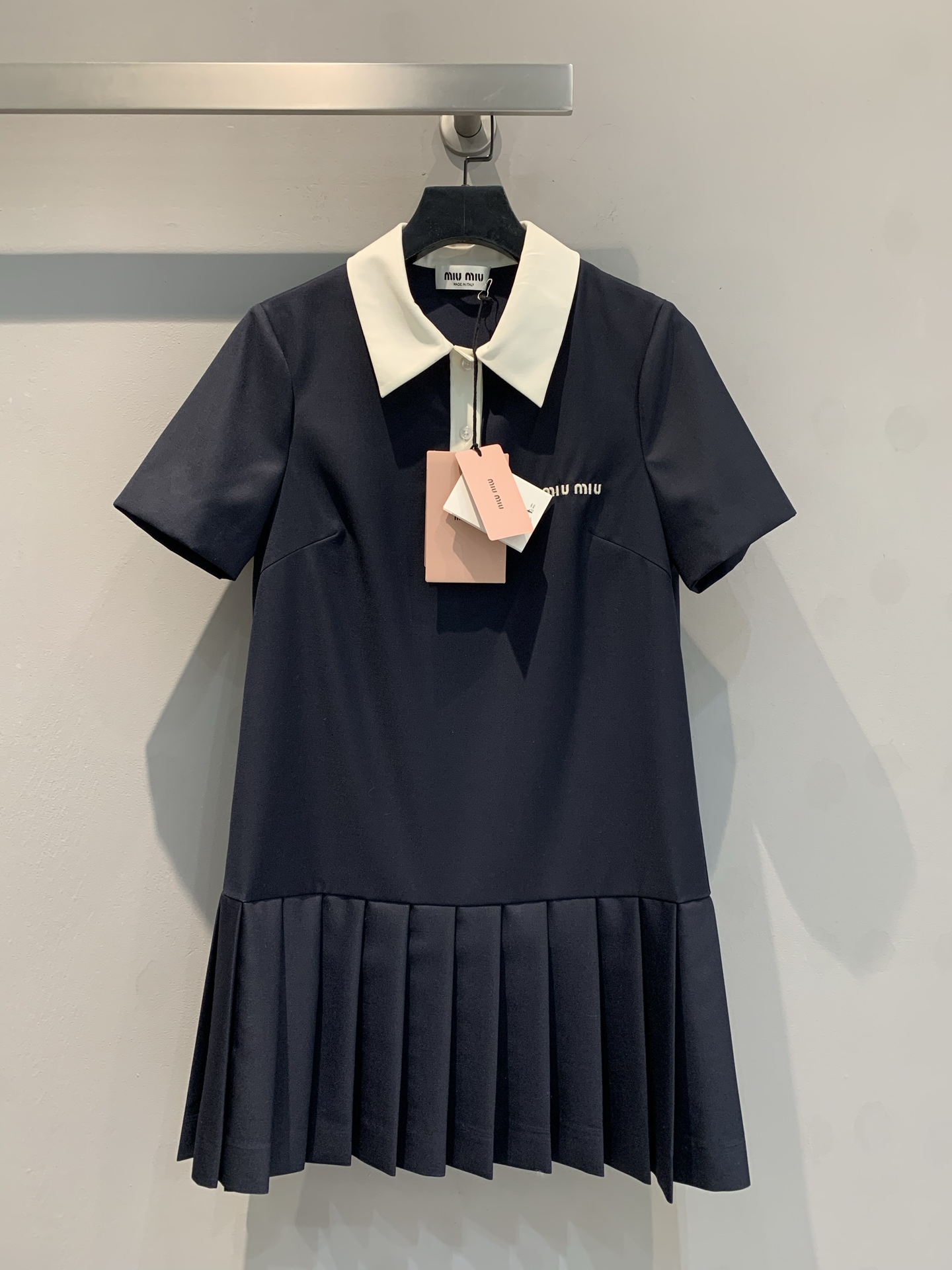 NO:316479,The new model is developed. Miumi*2025 early spring new polo short-sleeved dress, classic embroidery embellishment, full lining inside, age-reducing and high-end, classic navy blue encounter playful white lapel, the pleats of the skirt are smartly integrated, cleverly blending the college style and fashion sense, easily showing the sweetness and simplicity of the girl. Number of 36 38 40,,miumiu, skirts, T-shirt, alexander wang19860909新款出原版开发 Miumi*2025早春新款polo短袖连衣裙裙,经典刺绣点缀,内里做了全里衬,减龄又高级,经典海军蓝邂逅俏皮白翻领,裙摆褶裥灵动,将学院风与时尚感巧妙融合,轻松展现少女的甜美与率性.码数36 38 40,,miumiu,skirts,T-shirt,alexander wang,Women's clothing