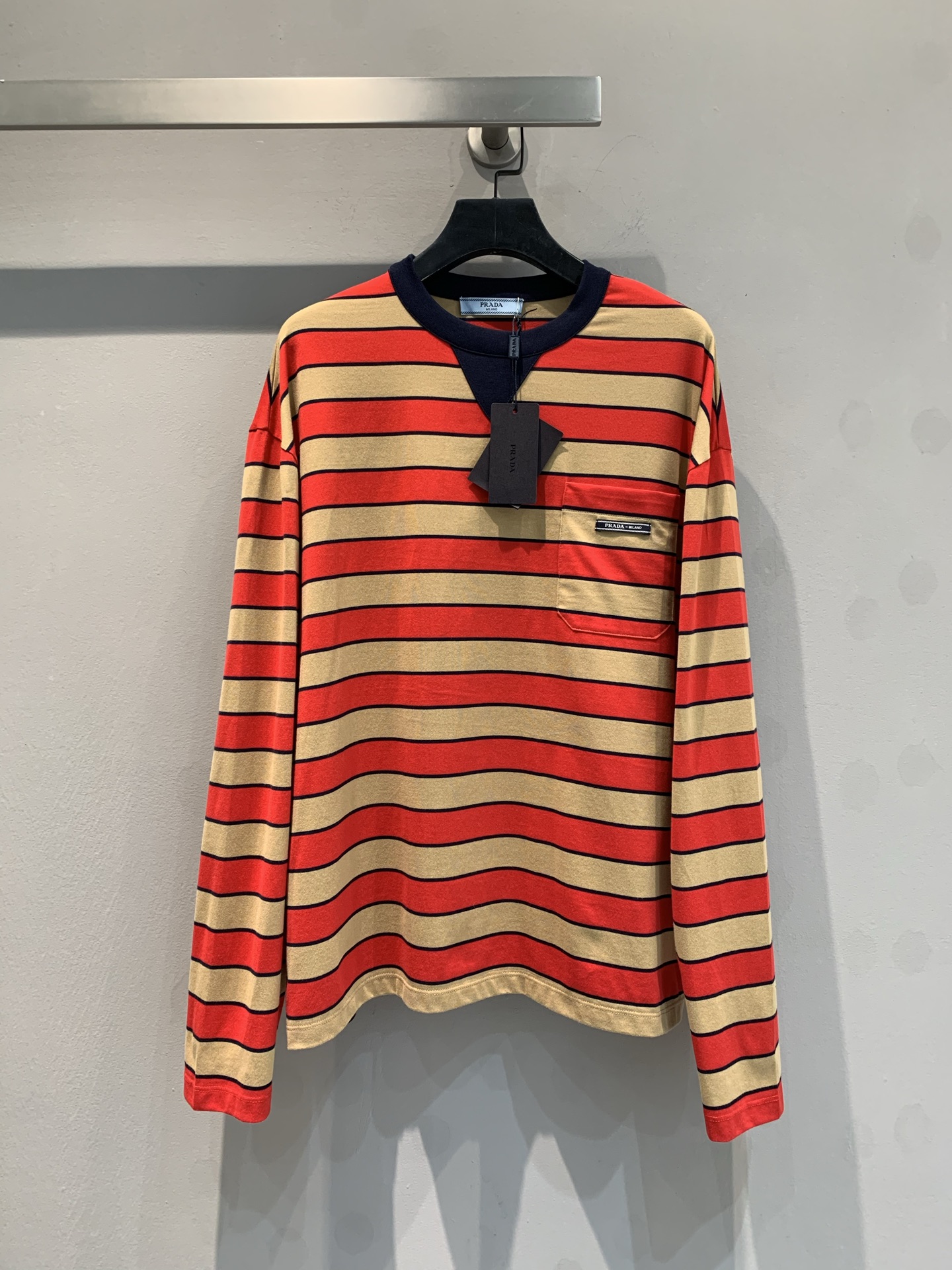 NO:316473,New model is shipped. Original development. Prad*2025 early spring new striped long-sleeved T-shirt. Fixed dyed weave. The weave is fine, the fabric is light and comfortable, and it is suitable for early spring. It is not thick. It is a loose and oversize style that is easy to wear. This piece is really toned. It is layered and layered. The concave shape is very well-placed. The turn-back rate is really high. It is a very cool and attitude piece. Number of codes 36 38 40,,prada,versace,tees,t-shirt,alexander wang19860909新款出货啦 原版开发 Prad*2025早春新款条纹长袖T恤 定染色织 织法细密的,面料轻薄舒适感,符合早春 不会厚重,很好穿的宽松oversize版型,这件真的很有腔调,叠穿 层次感拉满,凹造型都很到位,回头率真的蛮高 就是很拽很有态度的一件. 码数36 38 40,,prada,versace,tees，t-shirt,alexander wang,Women's clothing