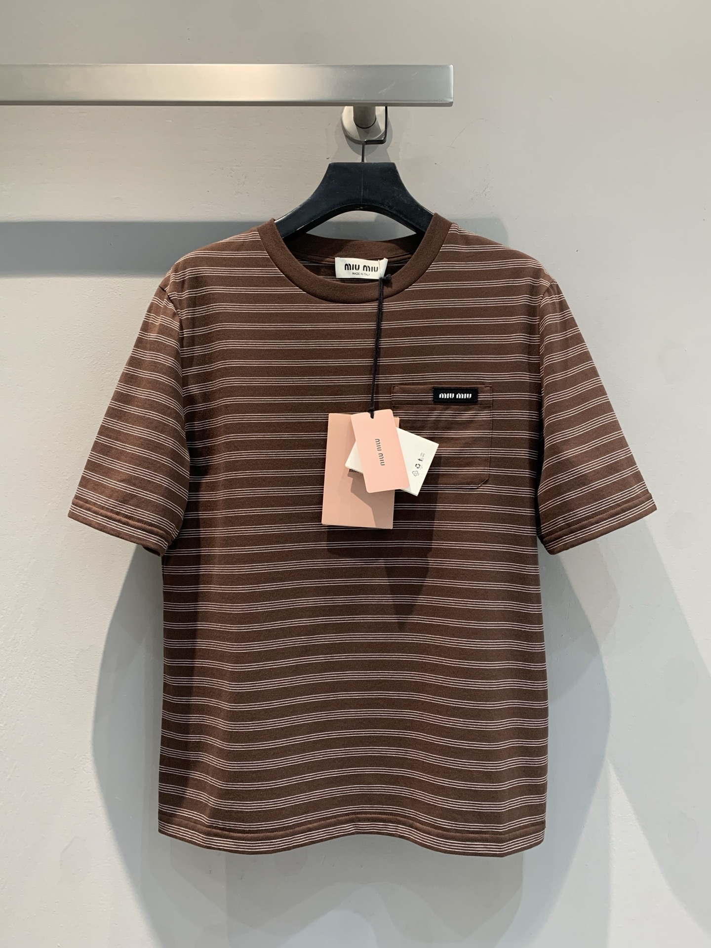 NO:311580,New model shipped M original development (normal version) Miumi*2025 early spring new striped T-shirt, Maillard chestnut stripes are fashionable, retro and white, using chestnut brown pinstripe breathable cotton fabric with a fixed version, the fit and comfortable version is really slimming, with a single pocket on the front logo woven label, which is recognizable and fashionable, and is super fashionable when layered!  S M L,,miumiu,tees,t-shirt,alexander wang19860909新款出货啦M原版开发（正常版） Miumi*2025早春新款条纹T恤,美拉德栗子色条纹时髦复古又显肤白,采用对版定织的栗子棕色细条纹透气纯棉面料,合身舒适版型真的好显瘦,正面单口袋点缀logo织唛,随意搭配具辨识度又显时髦感,叠穿超时髦！S M L,,miumiu,tees，t-shirt,alexander wang,Women's clothing
