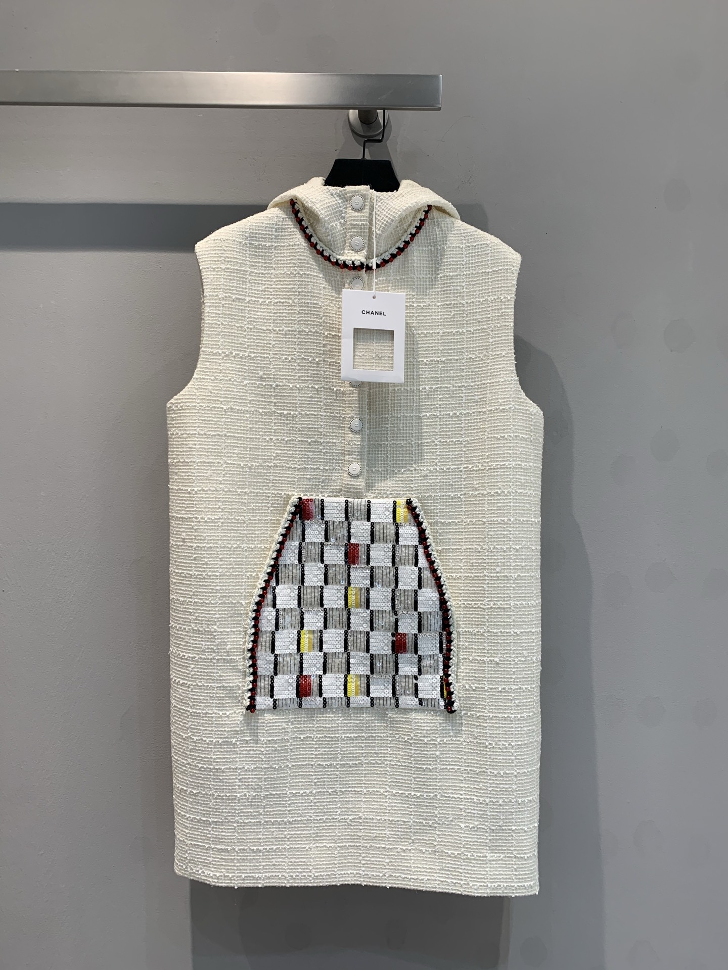 NO:316482,The new style shipped, original development. C home 2025 early spring new sleeveless hooded bead dress. Customized tweed fabric, lined with 100% mulberry silk. Classic encounter personality. Chanel's sleeveless dress uses delicate tweed to create texture. The neckline is exquisite and detailed, and it is lively and brilliant. The front chess board pattern and the color collision show the fashionable attitude, adding unique charm to your outfit. Number 36 38 40, chanel, chanel, skirts, hats, alexander wang19860909新款出货啦原版开发 C家2025早春新款无袖连帽珠片连衣裙.定制粗花呢面料,内衬百分百桑蚕丝.经典邂逅个性,香奈儿这款无袖连衣裙,以细腻粗花呢塑造质感.领口精致细节,灵动出彩.前幅棋盘格图案,色彩碰撞间尽显时尚态度,为你的穿搭增添独特魅力.码数36 38 40,,chanel,chanel,skirts,hats,alexander wang,Women's clothing