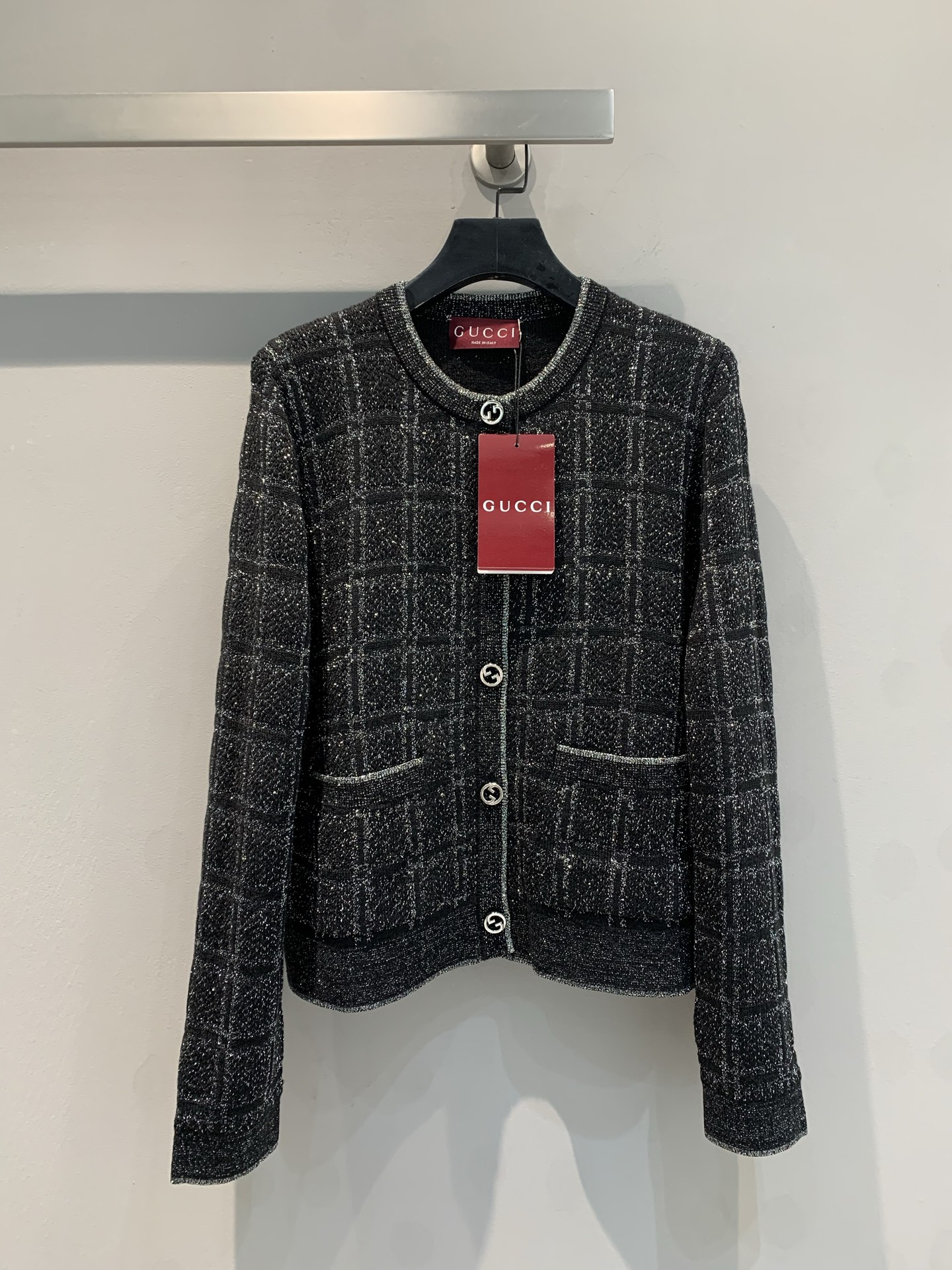 NO:316982,The new model shipped, original development. G Home 2025 early spring new round-neck wool knitted jacket. The fabric is selected from high-quality wool material, which is soft and elastic, warm and light. The classic fit style modifies the body, whether it is a slim figure or a slightly plump figure, can show elegant posture. Daily matching with jeans, simple and casual, and suitable for commuting and dates; lace dresses inside, which combine hardness and softness, show unique taste at parties and other occasions. It is a perfect fusion of fashion and practicality, adding points to your look. S M L, gucci, skirts, jeans, jackets & coats, alexander wang19860909新款出货啦原版开发 G家2025早春新款圆领羊毛针织外套.面料甄选优质羊毛材质,触感柔软且富有弹性,保暖同时不失轻盈.经典合身版型,修饰身形,无论是苗条身材还是稍丰满身形,都能展现优雅姿态.日常搭配牛仔裤,简约随性,通勤约会皆适宜；内搭蕾丝连衣裙,刚柔并济,出席派对等场合尽显独特品味.它是时尚与实用的完美融合,为你的造型加分.码数S M L,,gucci,skirts,jeans,jackets & coats,alexander wang,Women's clothing