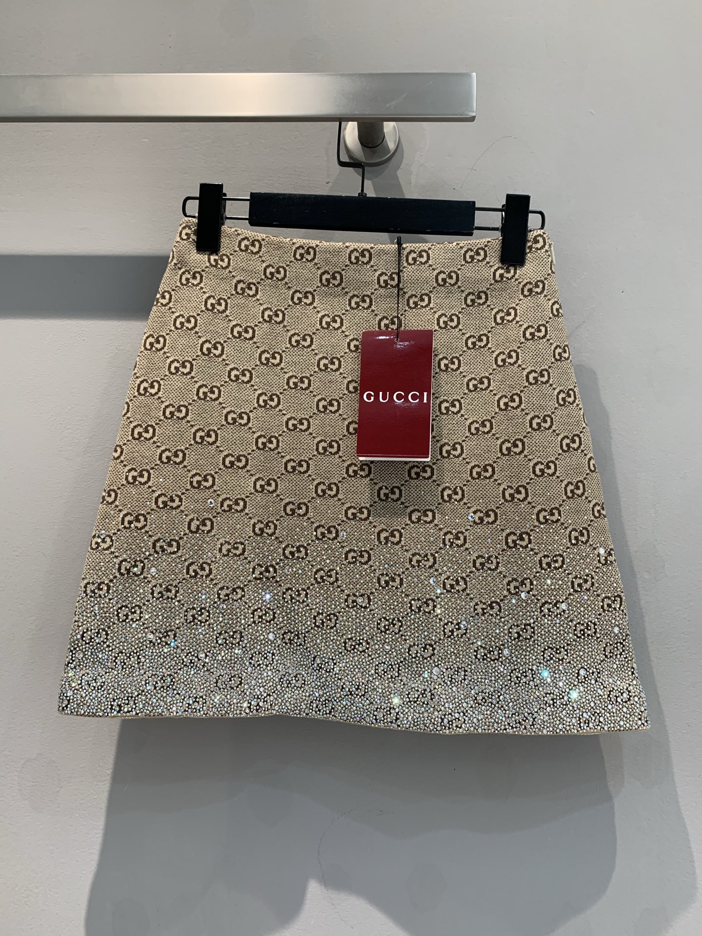 NO:309021,New models are shipped. G Home 2025 early spring new color diamond knitted skirt, imported wool fabric, soft and skin-friendly, comfortable and comfortable on the upper body. Classic style, modify the body shape and highlight the elegant temperament. The iconic double G pattern is full of recognition. Wear a jacket on the top, casual and casual; easily create a variety of styles, a must-have for fashion experts. S M L,, gucci, skirts, jackets & coats, alexander wang19860909新款出货啦 G家2025早春新款彩钻针织半裙,进口羊毛面料 柔软亲肤,上身舒适自在.经典版型,修饰身形,凸显优雅气质.标志性双G图案,辨识度拉满.上搭外套,休闲随性；轻松打造多样风格,时尚达人必备.码数 S M L,,gucci,skirts,jackets & coats,alexander wang,Women's clothing