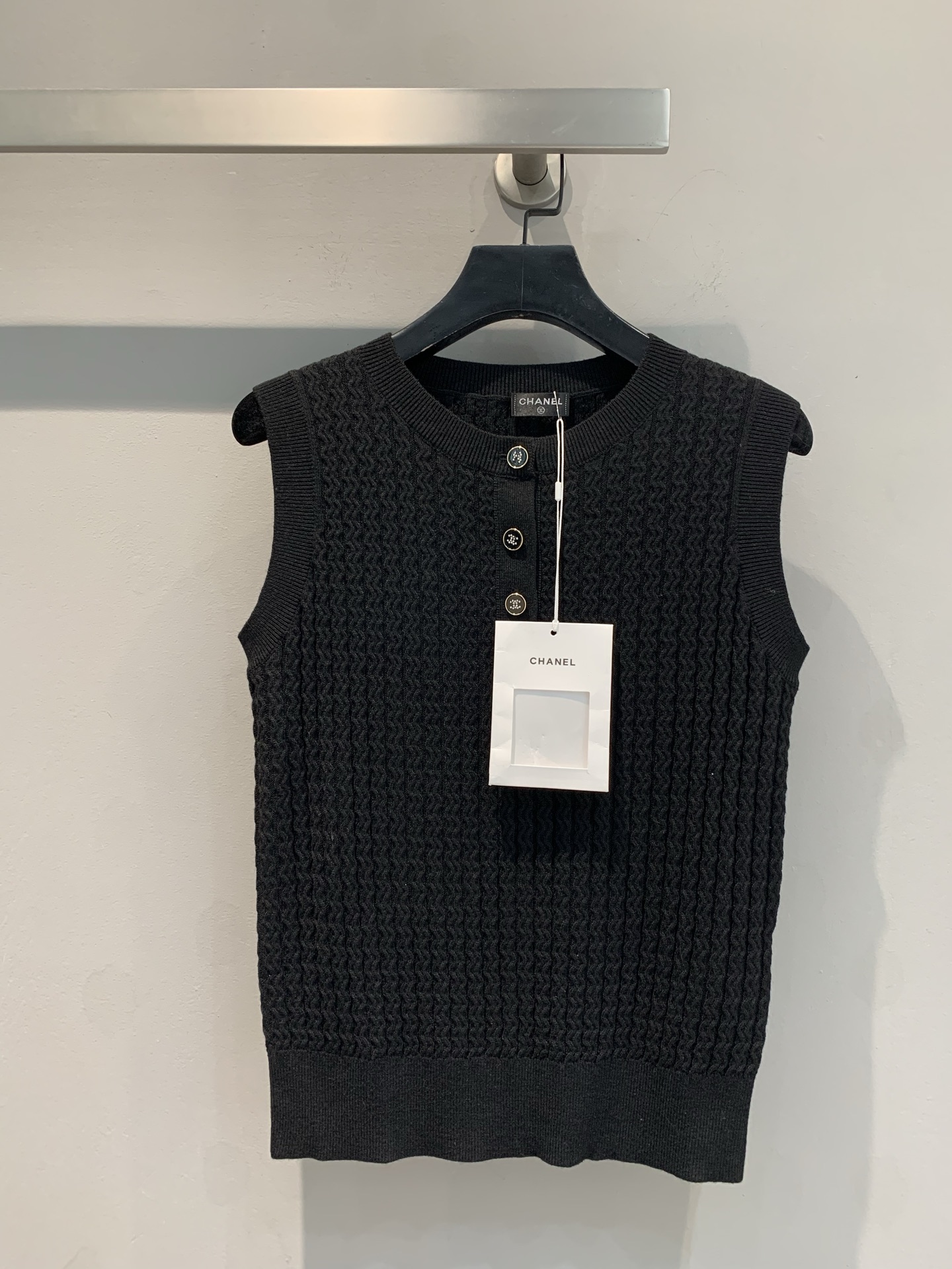 NO:306898,New models are shipped. C home 2025 early spring new wool knitted vest. It is made of fixed-spin wool yarn, bottom needle flying thread jacquard surface needle twist rope technology. The colors are very close to each other and can be worn in all seasons. Simple and exquisite, classic style, unique texture, and easy to grasp the fashionable atmosphere. Number of codes 36 38 40, chanel, alexander wang19860909新款出货啦 C家2025早春新款羊毛针织背心.采用定纺羊毛纱,底针飞线提花面搬针扭绳工艺制作,颜色都是特别接近,可以穿四季的款.简约又精致,经典的版型,独特的质感,轻松拿捏时尚氛围感. 码数36 38 40,,chanel,alexander wang,Women's clothing