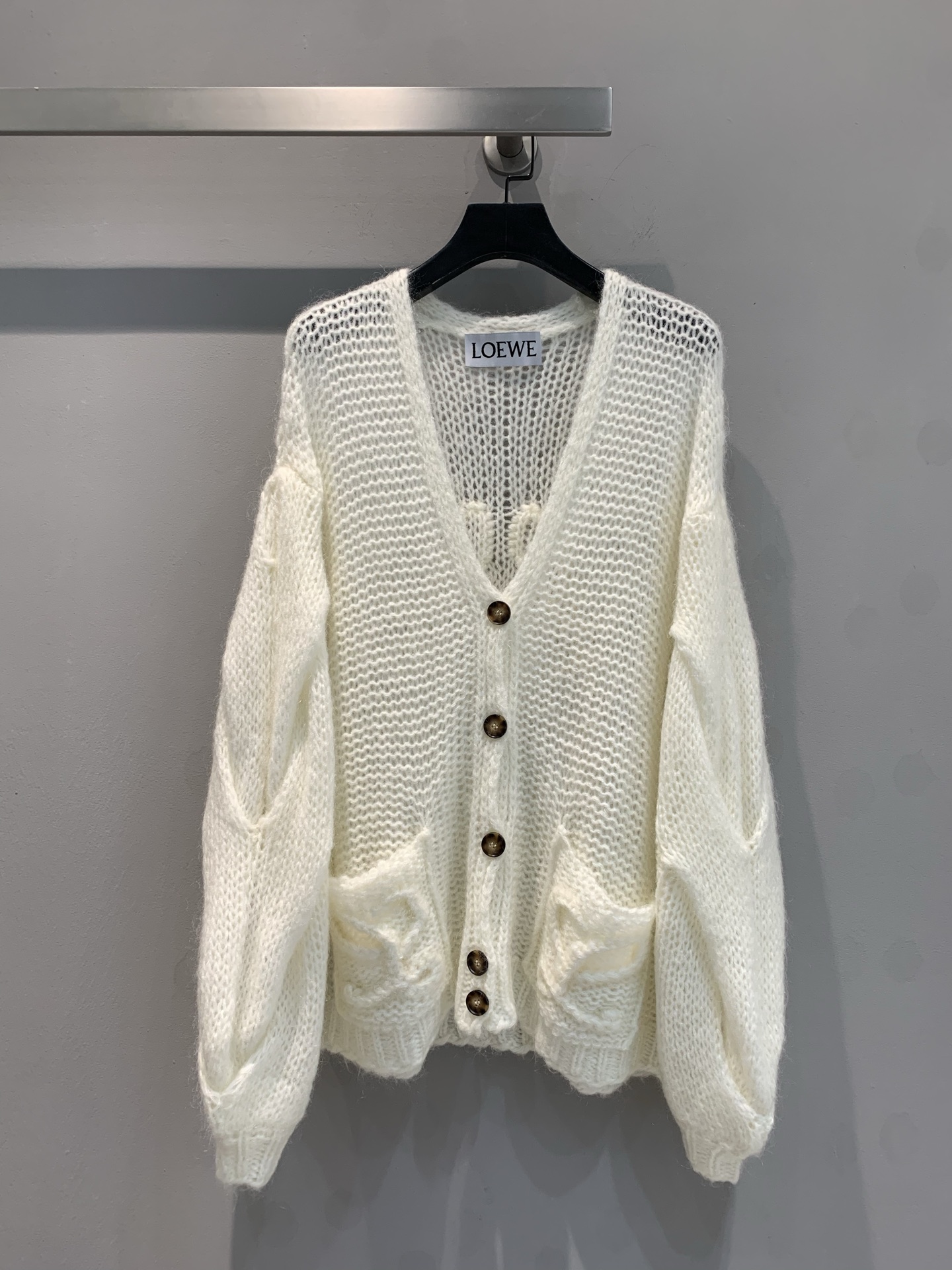 NO:316452,New model shipped M Original development Loew*2025 early spring new mohair cardigan, romantic and healing, lightweight mohair blend knitted, customized natural horn buckle, each pattern is unique, loose and wide, elastic, light, fluffy, soft and plump, and shiny, double pockets decorated with hand-crocheted logo, large logo details on the back, soft and glutinous. SML,,loewe,alexander wang19860909新款出货啦M 原版开发 Loew*2025早春新款马海毛开衫 浪漫又治愈 轻质地马海毛混纺针织 定制天然牛角扣 每一个纹路都是独一无二 宽松阔版型 富有弹力 轻盈蓬松柔软丰盈 并且有光泽感 双口袋饰以手工钩针编织logo 后背大logo细节 凹凸有致 软软糯糯.码数SML,,loewe,alexander wang,Women's clothing