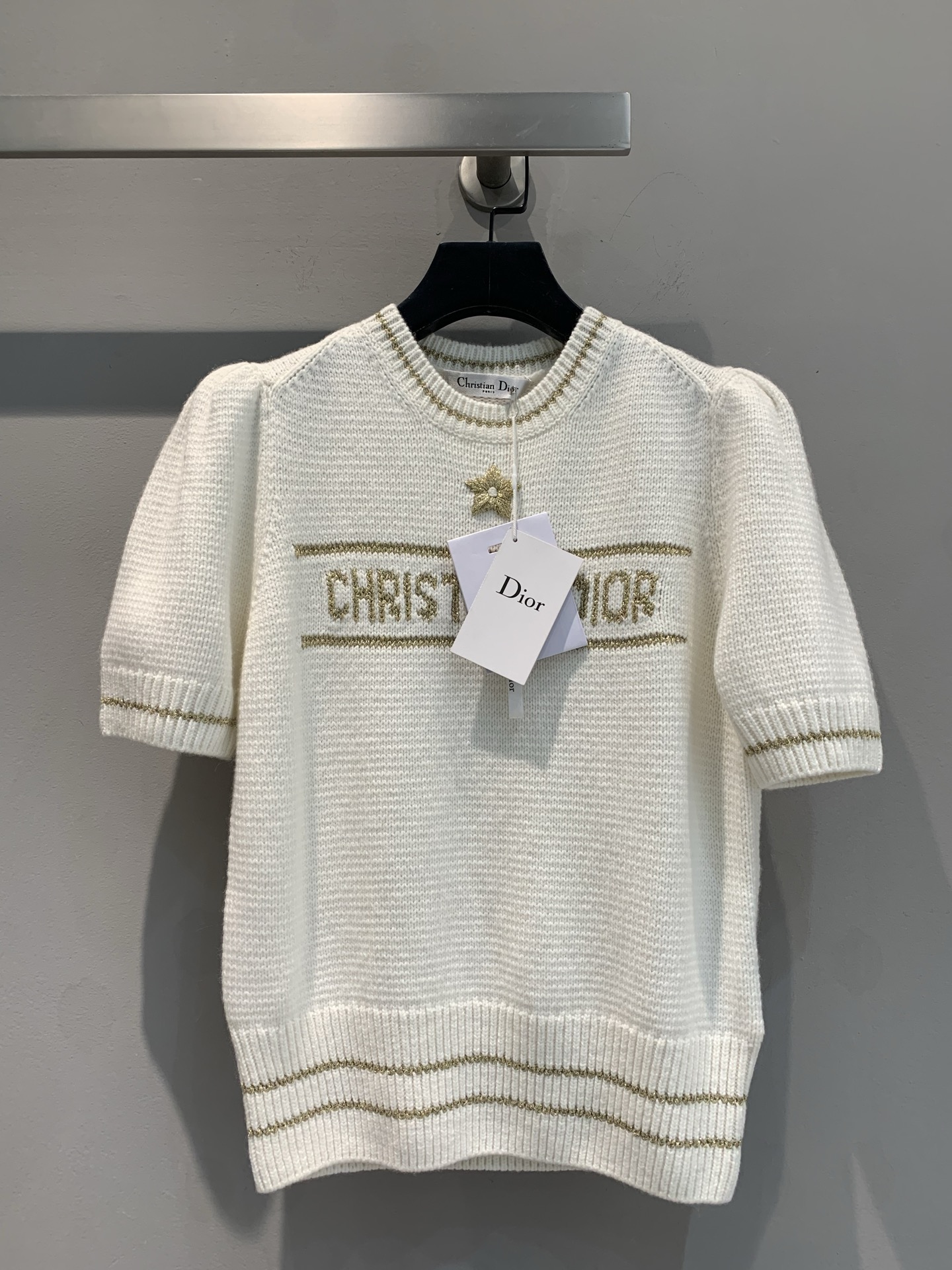 NO:316470,The new version shipped, original development CD2025 spring and summer new Lucky Star knit tops show fashion and elegance. It is carefully crafted from pink wool and cashmere fabric, decorated with Dior's Lucky Star and Christian Dior logo hand-embroidered. The short sleeves show a slightly puffed sleeve effect, embellished with ribbed trim, which can be matched with various skirts this season. Size 36 38 40,,dior,skirts,T-shirt,alexander wang19860909新款出货啦原版开发 CD2025春夏新款幸运星针织上衣.彰显时尚优雅.采用粉色绵羊毛和山羊绒织物精心制作,饰以 Dior 的幸运星和 Christian Dior 标志手工刺绣.短袖略显泡泡袖效果,点缀以罗纹饰边,可与本季各式半裙搭配 码数36 38 40,,dior,skirts,T-shirt,alexander wang,Women's clothing