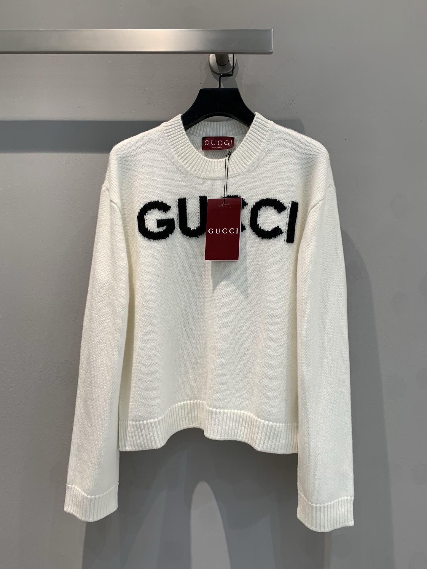 NO:316458,The new model shipped M original version is developed. G Home 2025 early spring new inlay letter sweater, high-weight worsted wool yarn, solid density, weaving density, online materials are very full, milky white, with a gentle and steady temperament. It can be very fashionable without using your brain, and the upper body effect is intellectual and elegant!  No matter how you wear it, you won’t make mistakes. It’s a very versatile style. It’s casual and fashionable. It’s high-end and unique in layering, and it’s not picky about matching!  S M L, gucci, sweaters, alexander wang19860909新款出货啦M原版开发 G家2025早春新款嵌花字母毛衣 高克重精纺羊毛纱 密度扎实 织法密度在线用料非常饱满,是乳白色 兼备温柔沉稳的气质 无需动脑就可以很时尚,上身效果知性优雅！怎么穿都不会出错很百搭的一个款 单穿随性时髦 叠穿高级又别致,不挑搭配！码数S M L,,gucci,sweaters,alexander wang,Women's clothing