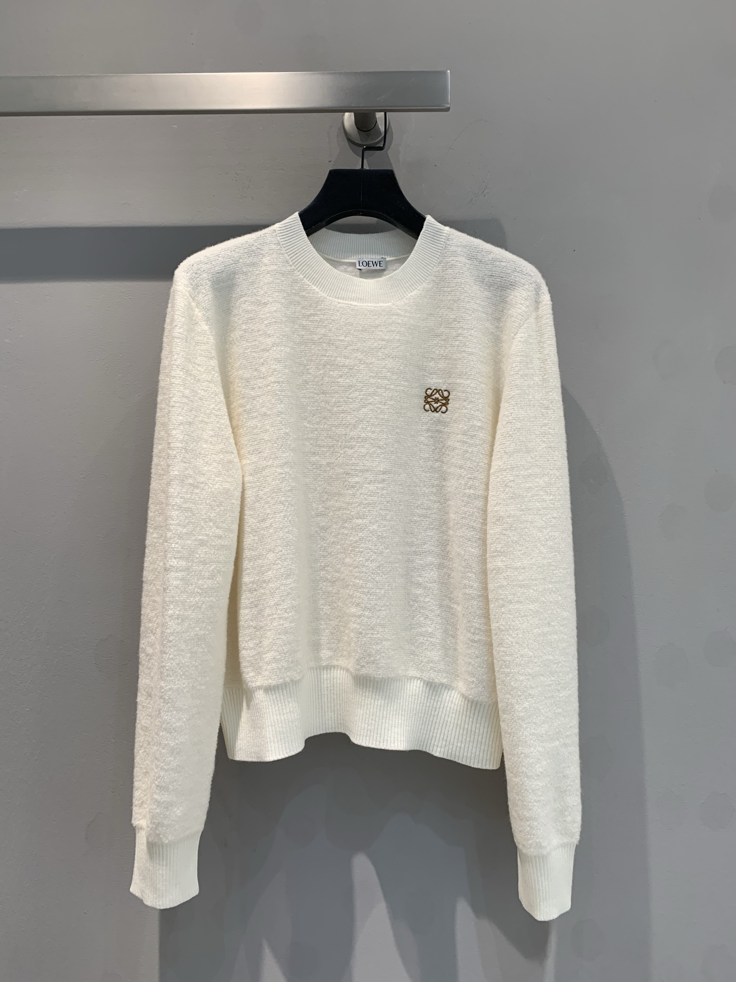 NO:316455,New model shipped LaM original development Loew*2025 early spring new round-neck wool top. Simple style, lazy and warm upper body, plump and delicate suede, smooth, elegant and expensive, warm and comfortable to wear with close body!  A slightly loose fit, simple and smooth line, simple and delicate texture, exquisite logo embellishment, easily interpreting low-key luxury, showing elegant taste. SML, loewe, alexander wang19860909新款出货啦M原版开发 Loew*2025早春新款圆领羊毛上衣 款式简单,上身慵懒温暖 绒面饱满细腻 柔滑、优雅矜贵,贴身穿温润舒适！微宽松版型,线条简约流畅,简约中透着细腻质感,精致标识点缀,轻松诠释低调奢华,尽显优雅品味. 码数SML,,loewe,alexander wang,Women's clothing