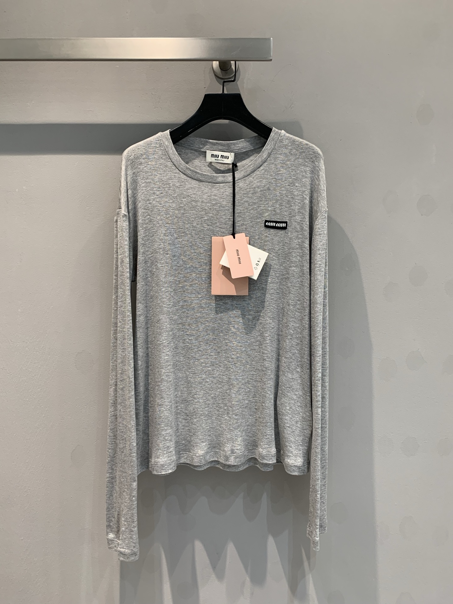 NO:316475,New model is shipped Original development Miumi*2025 early spring new flower gray long-sleeved T-shirt This tee shirt presents simple lines, uses colored woven threaded knitted cotton, embellished with micro logo decoration, highlighting the classic style and unique personality, light, soft and comfortable, with a slightly transparent feeling. The inner wear is invincible, layered and fashionable, and the upper body looks super slim. SML,,miumiu,tees, t-shirt,alexander wang19860909新款出货啦 原版开发 Miumi*2025早春新款花灰色长袖T恤 这款tee恤呈现简约线条,采用花色色织螺纹针织棉质 点缀微标识饰,彰显经典风范与独特个性,轻薄柔软舒适,微透感觉 内搭也是无敌,叠穿也很洋气,上身超级显瘦 码数SML,,miumiu,tees，t-shirt,alexander wang,Women's clothing