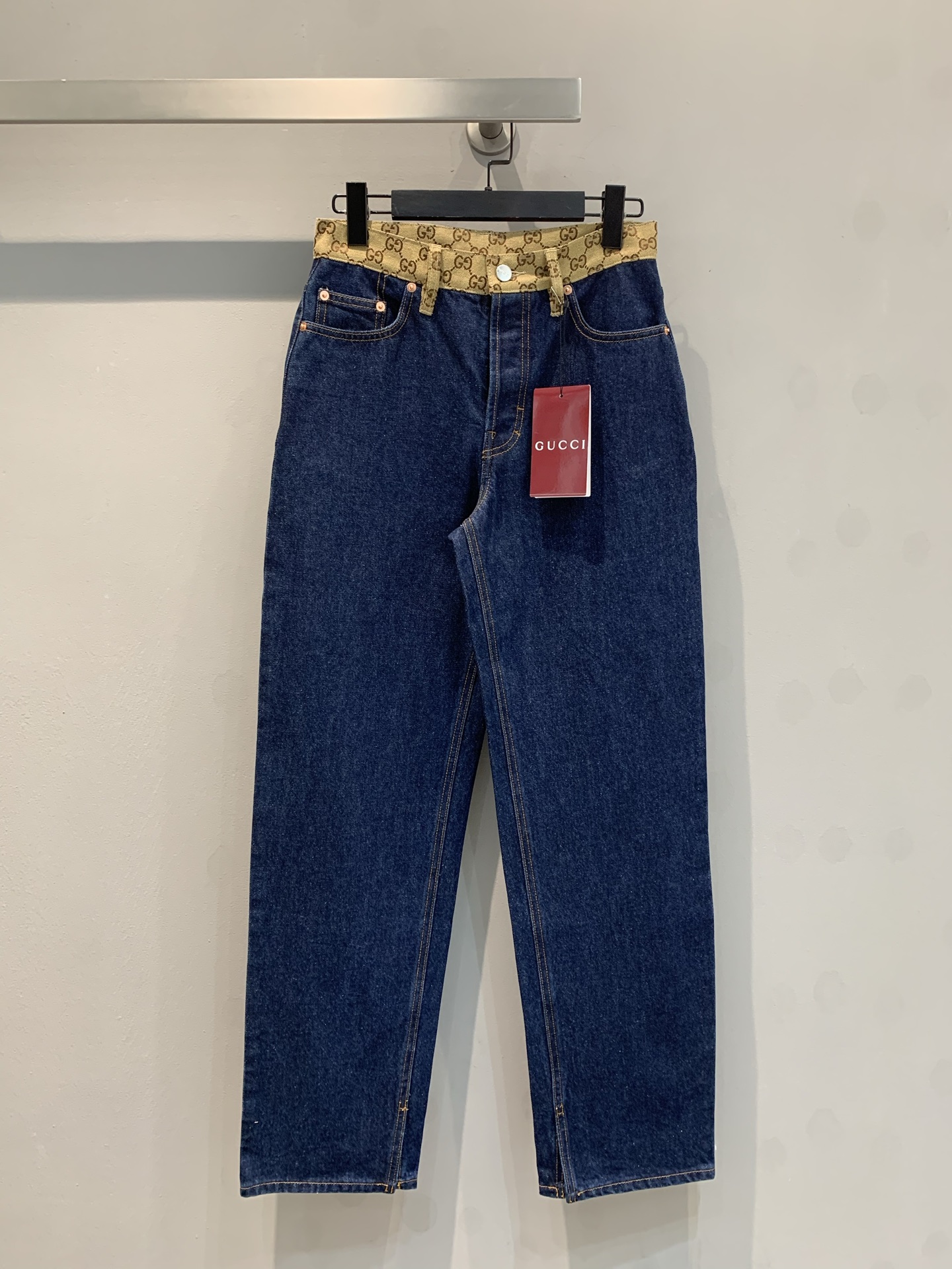 NO:316466,New model shipped original development G home 2025 early spring new old-fashioned waist jeans colored old-fashioned canvas thigh-trimmed boyfriend style cotton denim jeans light elasticity, the upper body is very comfortable, mold-opened custom hardware and buttons, medium and low waist style, trouser legs slit at the hem, versatile products, slimming and long legs. Size 26 27 28,,gucci,jeans,alexander wang19860909新款出货啦原版开发 G家2025早春新款老花腰牛仔裤 色织老花帆布边饰男友式 全棉牛仔轻微弹力 上身非常舒服,开模定制五金件和扣子 中低腰围版型,下摆处裤腿开叉 百搭品 显瘦显腿长.码数26 27 28,,gucci,jeans,alexander wang,Women's clothing