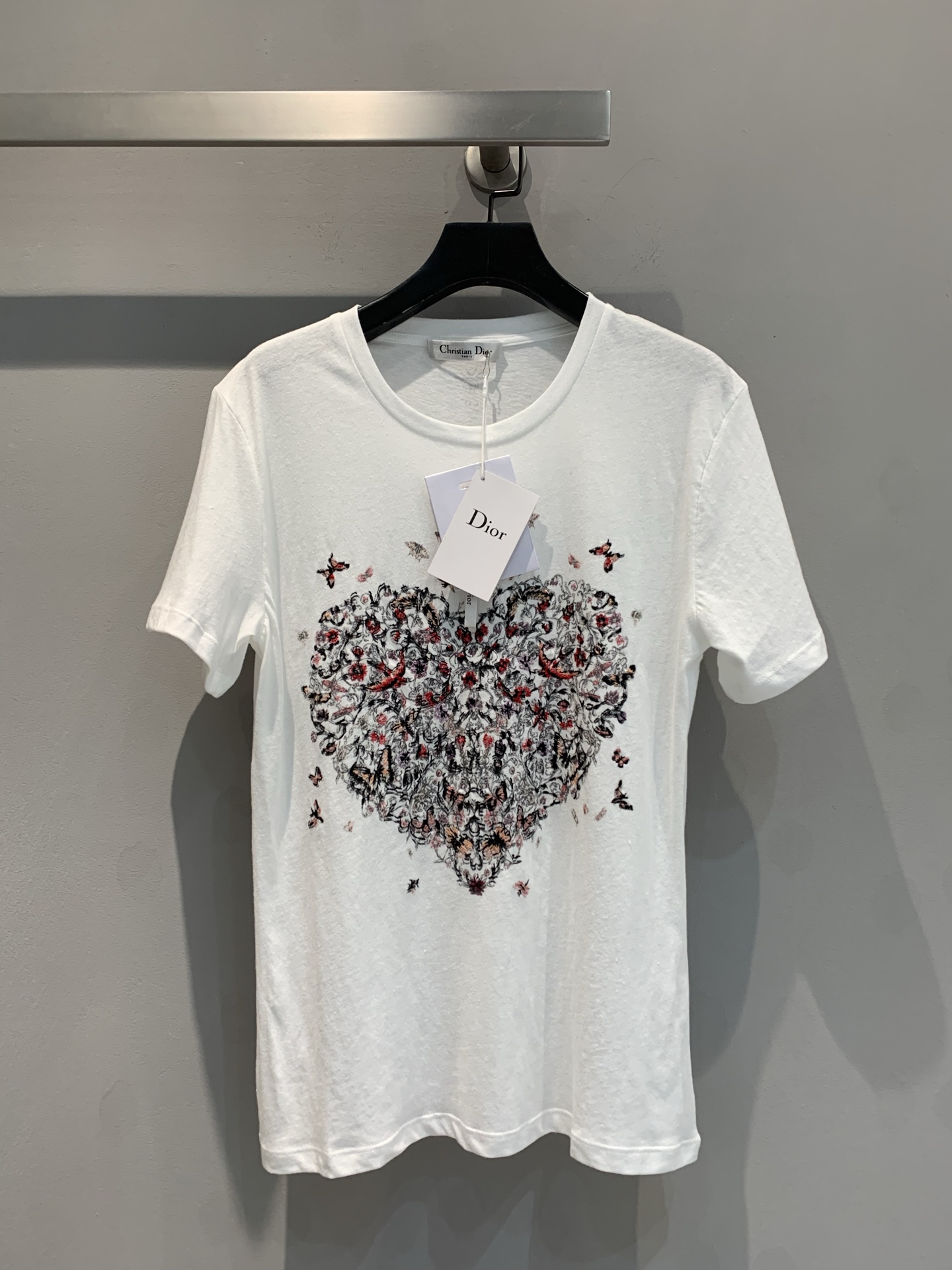 NO:316461,New model is shipped. Original development CD2025 early spring limited edition embroidered floral love T-shirt. Customized cotton and linen material, breathable and comfortable texture, made of cotton and linen yarn with a slightly elasticity. The embroidered floral pattern on the chest is combined to create a full-score visual sense of love, and is matched with the bee logo decoration on the back collar to create a fairy-like and casual personality style. The heart-shaped illusion is outlined with ingenuity, integrating fashion and art. The upper body is the focus, opening a new chapter of luxury style. Number 36 38 40,,tees, t-shirt,alexander wang19860909新款出货啦 原版开发 CD2025早春限定款 刺绣花卉爱心T恤.定制棉麻材质 透气舒适质感十足,采用棉麻纱线制成略带弹力.胸前刺绣花卉图案组合成爱心满分视感,搭配后领蜜蜂徽标装饰打造仙气中不失休闲的个性风.以匠心勾勒心形幻景,融合时尚与艺术.上身即焦点,开启奢华风格新篇.码数36 38 40,,tees，t-shirt,alexander wang,Women's clothing