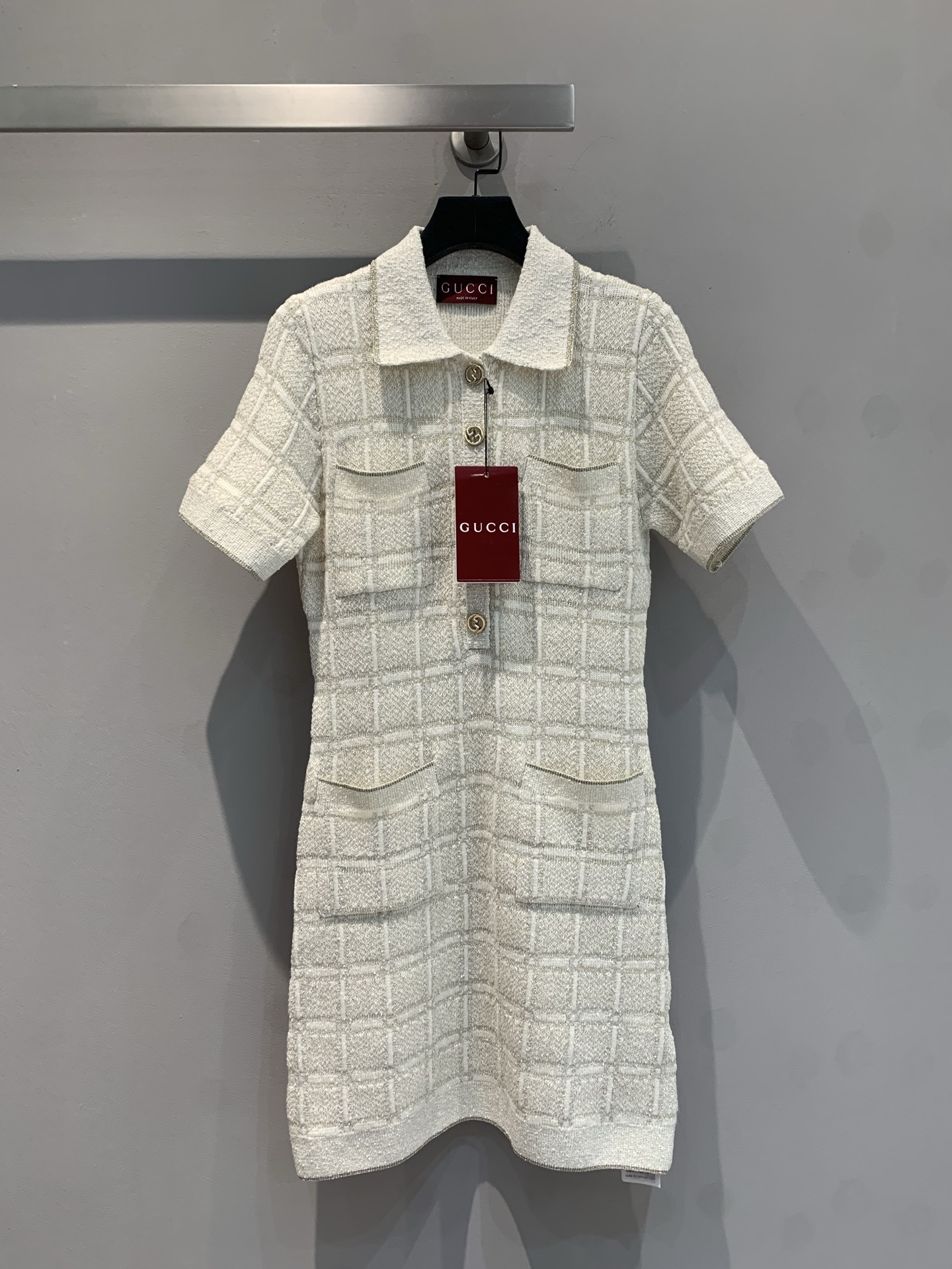 NO:307431,New model shipped M original development G Home 2025 early spring new wool plaid dress. Customized gold silk wool yarn, soft and delicate, the classic style is not picky about people, making the upper body look slim and versatile!  Custom metal buttons are low-key and luxurious!  Teddy fleece texture is delicate and comfortable. A must-have item for white and rich beauty. S M L, gucci, skirts, alexander wang19860909新款出货啦M原版开发 G家2025早春新款羊毛格纹衣裙.定制金丝羊毛纱线,柔软细腻,经典版型不挑人上身显瘦又百搭！定制金属纽扣低调奢华！泰迪绒质感细腻舒适.白富美必备单品.码数S M L,,gucci,skirts,alexander wang,Women's clothing