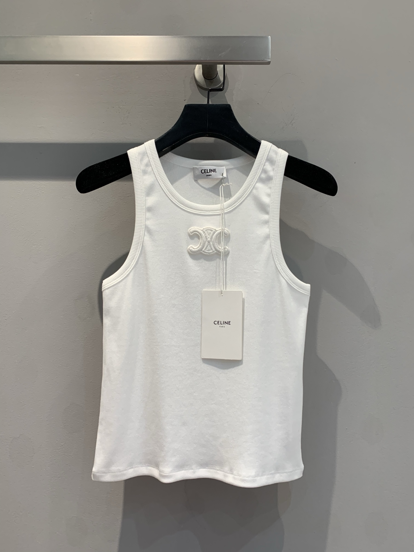 NO:306935,New model shipped LaM original development celin*2025 spring and summer new Arc de Triomphe vest. Three-dimensional Arc de Triomphe embroidered logo embellishment Simple and high-end cotton silk blend fabric soft, comfortable and breathable, elastic slim fit style, upper body looks slim and versatile. S M L, celine, real silk, alexander wang19860909新款出货啦M原版开发 celin*2025春夏新款凯旋门背心.立体凯旋门刺绣徽标装饰点缀 简约高级 棉质真丝混纺面料 柔软舒适透气 弹力修身版型 上身显瘦又百搭.码数S M L,,celine,real silk,alexander wang,Women's clothing