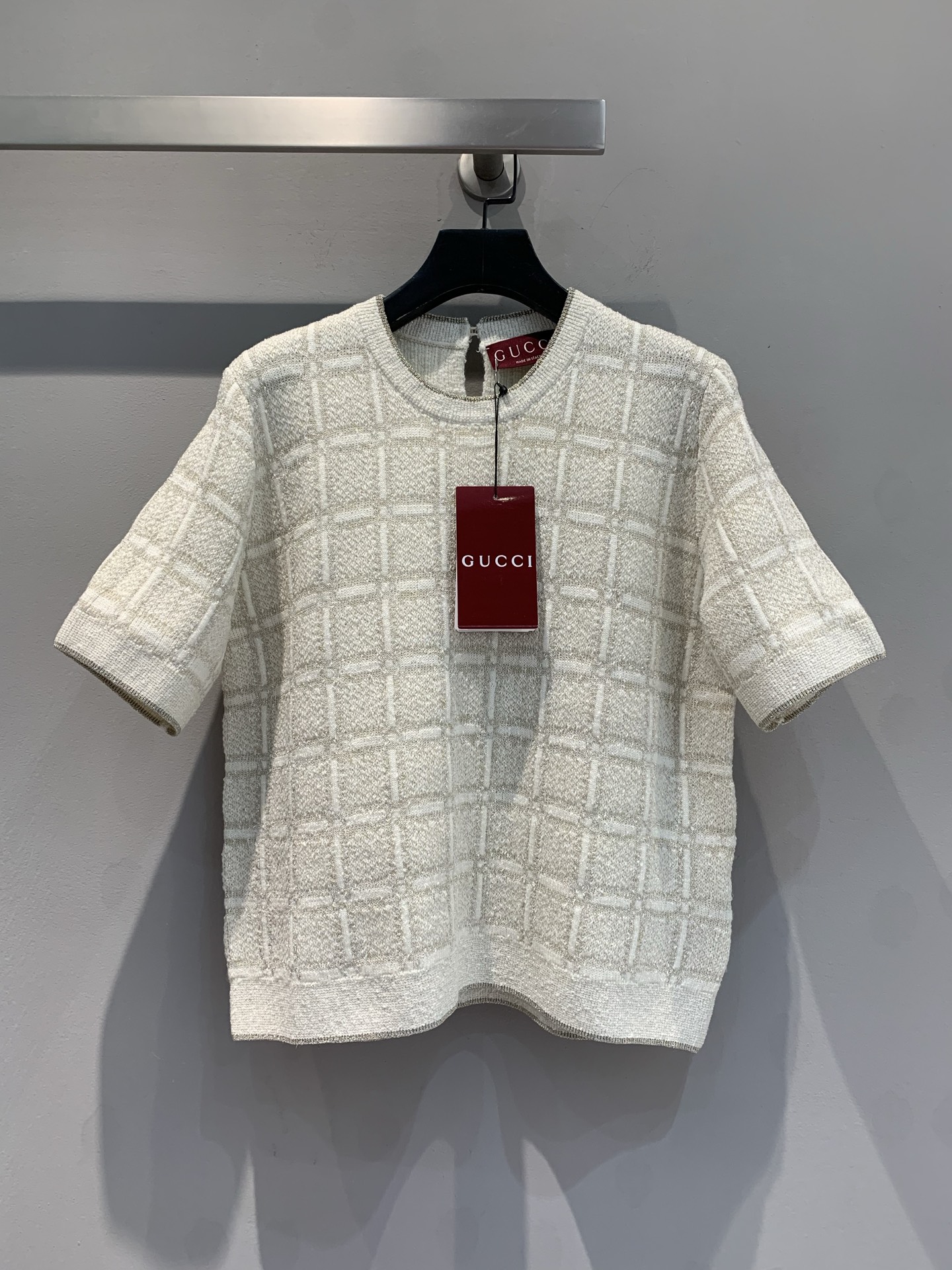 NO:307425,The new model is shipped and the original version is developed. G Home 2025 early spring new wool plaid suit short-sleeved. Customized gold silk wool yarn, soft and delicate, the classic style is not picky about people, making the upper body look slim and versatile!  Custom metal buttons are low-key and luxurious!  Teddy fleece texture is delicate and comfortable. A must-have item for white and rich beauty. S M L, gucci, T-shirt, alexander wang19860909新款出货啦原版开发 G家2025早春新款羊毛格纹套装短袖.定制金丝羊毛纱线,柔软细腻,经典版型不挑人上身显瘦又百搭！定制金属纽扣低调奢华！泰迪绒质感细腻舒适.白富美必备单品.码数S M L,,gucci,T-shirt,alexander wang,Women's clothing