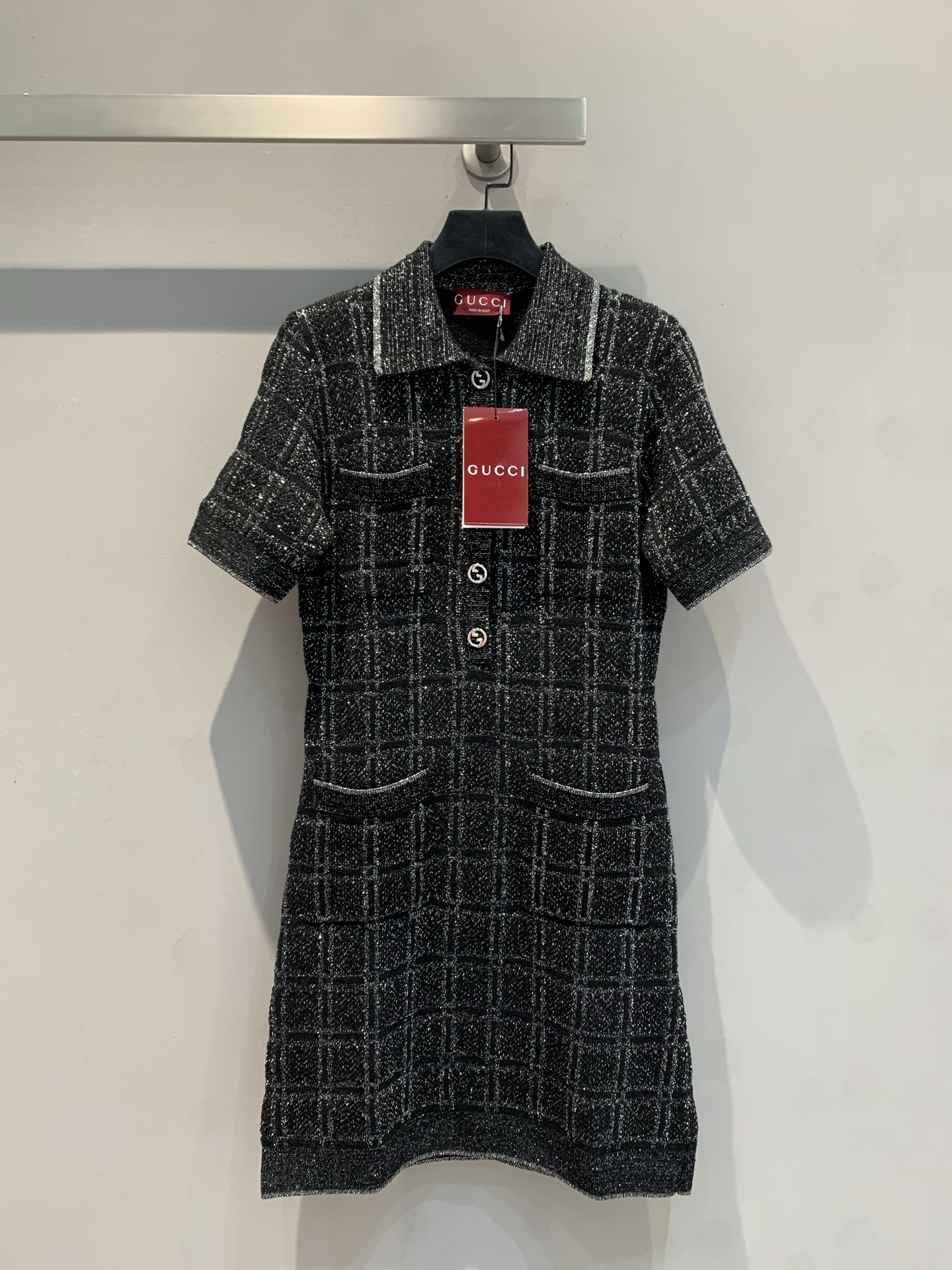 NO:307402,The new model is shipped and the original development of G Home 2025 early spring new wool plaid short-sleeved dress. Customized gold silk wool yarn, soft and delicate, the classic style is not picky about people, making the upper body look slim and versatile!  Custom metal buttons are low-key and luxurious!  Teddy fleece texture is delicate and comfortable. A must-have item for white and rich beauty. S M L, gucci, skirts, T-shirt, alexander wang19860909新款出货啦原版开发 G家2025早春新款羊毛格纹短袖连衣裙.定制金丝羊毛纱线,柔软细腻,经典版型不挑人上身显瘦又百搭！定制金属纽扣低调奢华！泰迪绒质感细腻舒适.白富美必备单品.码数S M L,,gucci,skirts,T-shirt,alexander wang,Women's clothing