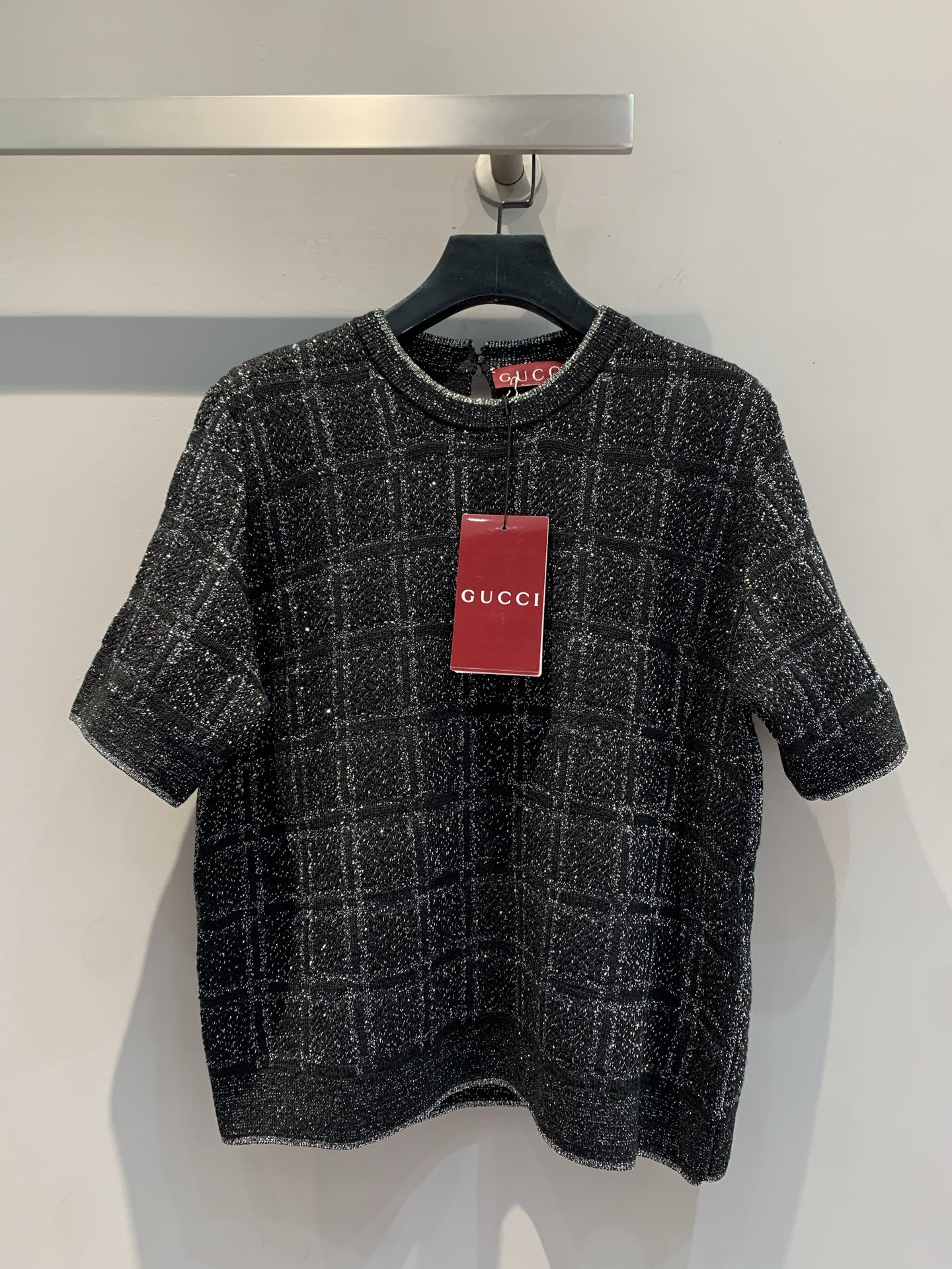 NO:307429,New model shipped M Original development G Home 2025 Early Spring New Wool Check Set Short Sleeve. Customized gold silk wool yarn, soft and delicate, the classic style is not picky about people, making it look slim and versatile!  Custom metal buttons are low-key and luxurious!  Teddy fleece texture is delicate and comfortable. A must-have item for white and rich beauty. S M L, gucci, T-shirt, alexander wang19860909新款出货啦M 原版开发 G家2025早春新款羊毛格纹套装短袖.定制金丝羊毛纱线,柔软细腻,经典版型不挑人上身显瘦又百搭！定制金属纽扣低调奢华！泰迪绒质感细腻舒适.白富美必备单品.码数S M L,,gucci,T-shirt,alexander wang,Women's clothing