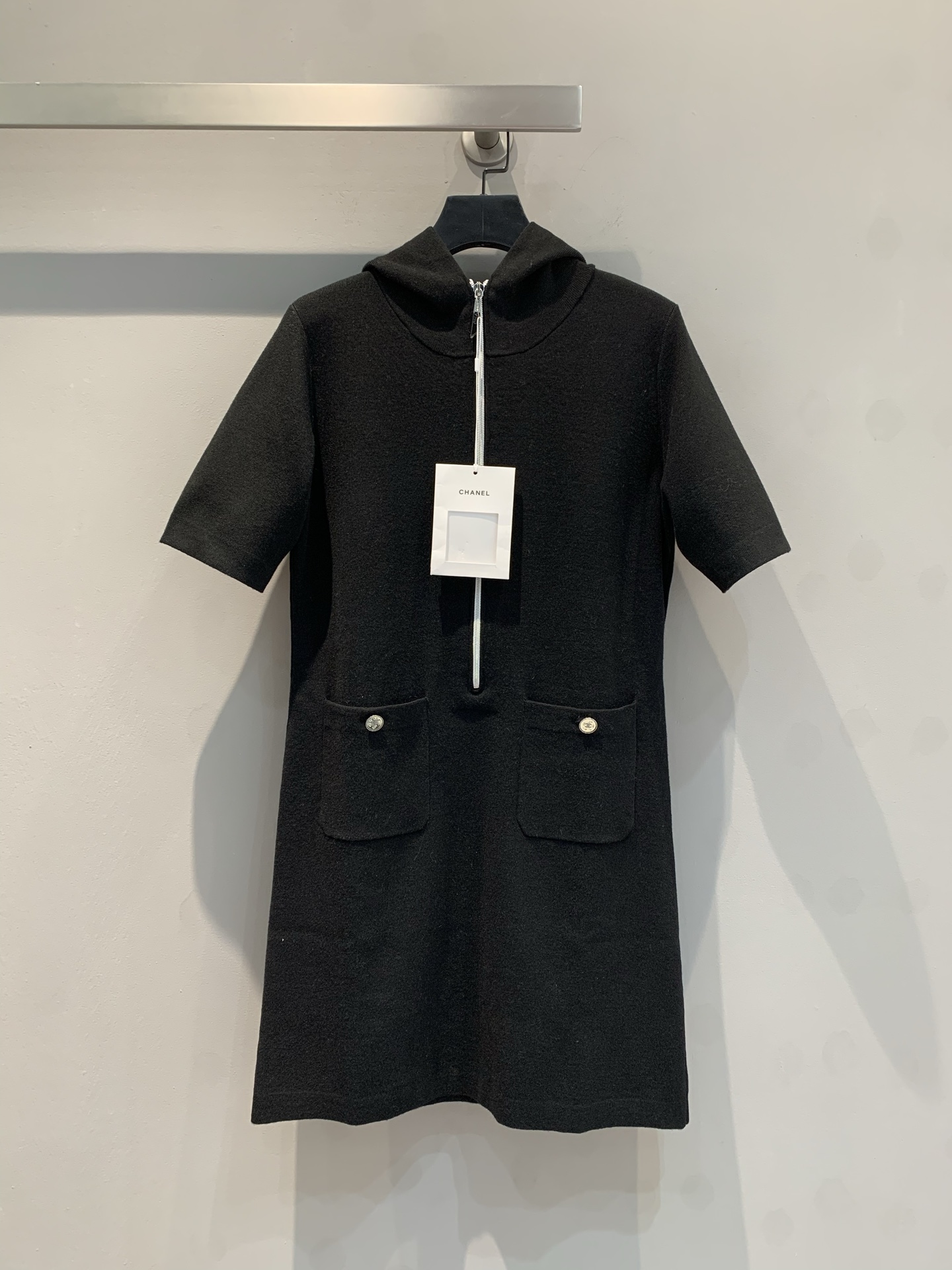 NO:320668,New style shipped by LaM Home 2025 early spring new hooded zipper dress, made of wool blended fabric, skin-friendly and soft and simple tones, showing elegance. The zipper and pocket details are designed, fashionable and practical. Wear it, it can easily interpret classic French fashion, making you unique and charming in any occasion. Number of 36 38 40,,skirts,hats,alexander wang19860909新款出货啦M家2025早春新款连帽拉链连衣裙,采用羊毛混纺面料 亲肤柔软简约的色调尽显优雅.拉链与口袋细节设计,时髦又实用.穿上它,轻松诠释经典法式时尚,让你在任何场合都独具魅力 .码数36 38 40,,skirts,hats,alexander wang,Women's clothing