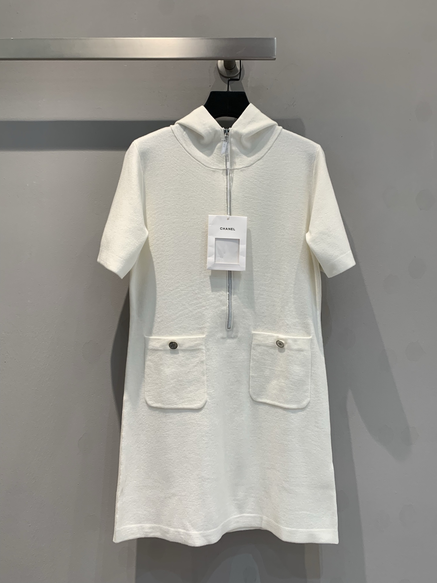 NO:320665,New style shipped C home 2025 early spring new hooded zipper dress, made of wool blended fabric, skin-friendly and soft and simple tones, showing elegance. The zipper and pocket details are designed, fashionable and practical. Wear it, it can easily interpret classic French fashion, making you unique and charming in any occasion. Number of 36 38 40, chanel, skirts, hats, alexander wang19860909新款出货啦C家2025早春新款连帽拉链连衣裙,采用羊毛混纺面料 亲肤柔软简约的色调尽显优雅.拉链与口袋细节设计,时髦又实用.穿上它,轻松诠释经典法式时尚,让你在任何场合都独具魅力 .码数36 38 40,,chanel,skirts,hats,alexander wang,Women's clothing