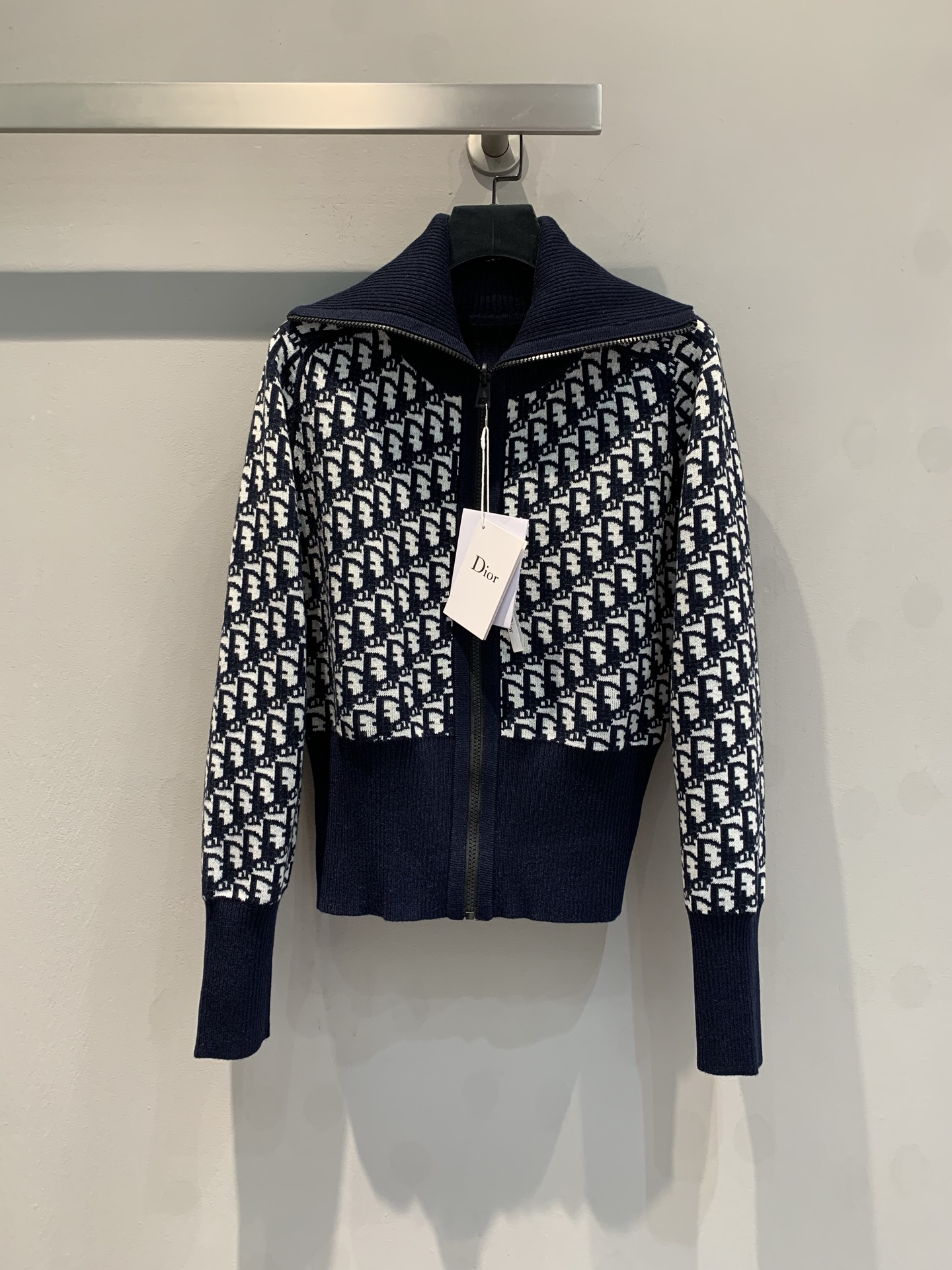 NO:306944,New model is shipped. Original development CD2025 early spring new double-sided hooded cashmere knitted cardigan. The front zipper is paired with ribbed cuffs and bottom edge. One side is classic presbyopia and the other side is decorated with iconic oblique inlay jacquard. The back striped pattern embellishment. Any inner tee, skirt, and jeans are particularly versatile. Size 36 38 40, skirts, jeans, hats, alexander wang19860909新款出货啦 原版开发 CD2025早春新款双面连帽羊绒针织开衫.正面拉链搭配罗纹袖口和底边,一面经典老花,另一面饰有标志性oblique嵌织提花,背部条纹图案标识点缀,随便一件内搭tee、半裙、牛仔裤都是特别的百搭.码数36 38 40,,skirts,jeans,hats,alexander wang,Women's clothing