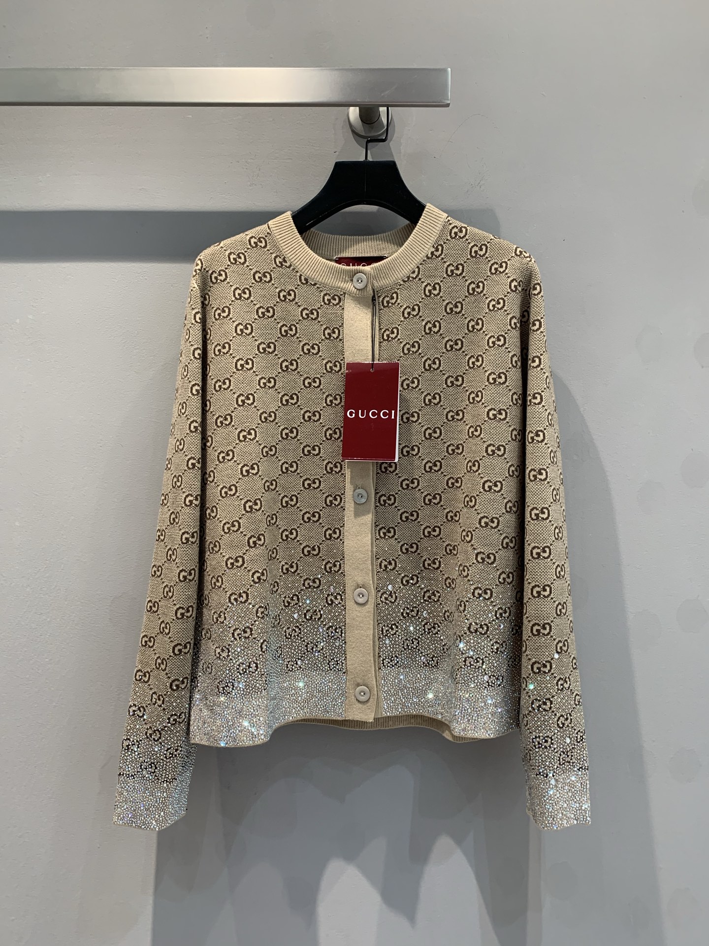 NO:309006,New models are shipped. G Home 2025 early spring new color diamond knitted cardigan, imported wool fabric, soft and skin-friendly, comfortable and comfortable on the upper body. Classic style, modify the body shape, highlighting elegant temperament. The iconic double G pattern is full of recognition. Simple jeans underneath are casual and casual; exquisite skirts show femininity. Easy to create diverse styles, a must-have for fashion experts. S M L,, gucci, skirts, jeans, alexander wang19860909新款出货啦 G家2025早春新款彩钻针织开衫,进口羊毛面料 柔软亲肤,上身舒适自在.经典版型,修饰身形,凸显优雅气质.标志性双G图案,辨识度拉满.下搭简约牛仔裤,休闲随性；配精致半裙,尽显女人味.轻松打造多样风格,时尚达人必备.码数 S M L,,gucci,skirts,jeans,alexander wang,Women's clothing