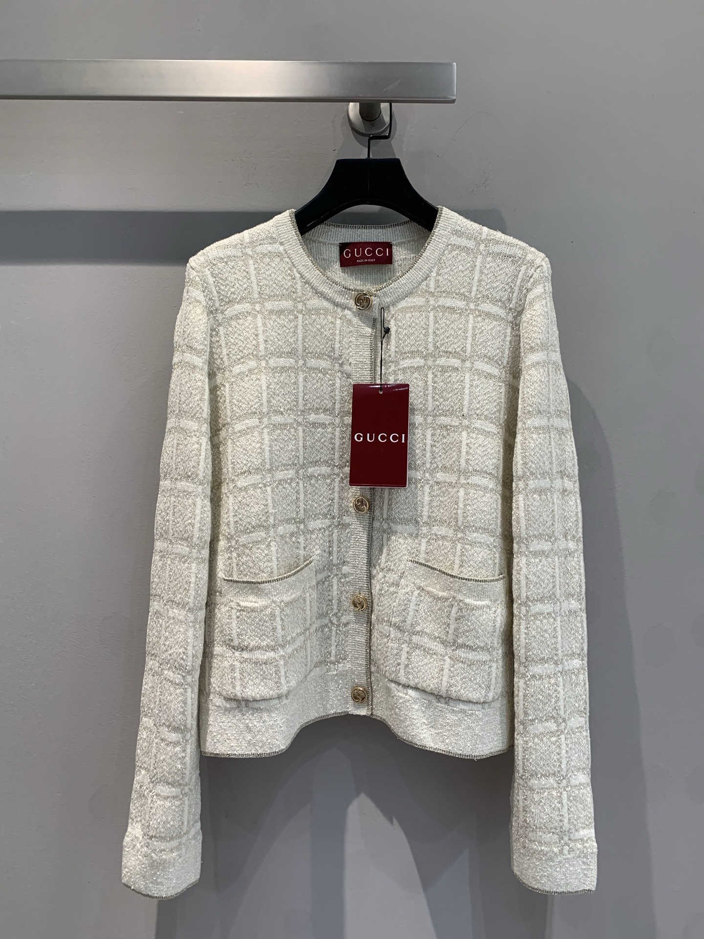 NO:307398,The new model shipped, original development. G Home 2025 early spring new round-neck wool knitted jacket. The fabric is selected from high-quality wool material, which is soft and elastic, warm and light. The classic fit style modifies the body, whether it is a slim figure or a slightly plump figure, can show elegant posture. Daily matching with jeans, simple and casual, and suitable for commuting and dates; lace dresses inside, which combine hardness and softness, show unique taste at parties and other occasions. It is a perfect fusion of fashion and practicality, adding points to your look. S M L, gucci, skirts, jeans, jackets & coats, alexander wang19860909新款出货啦原版开发 G家2025早春新款圆领羊毛针织外套.面料甄选优质羊毛材质,触感柔软且富有弹性,保暖同时不失轻盈.经典合身版型,修饰身形,无论是苗条身材还是稍丰满身形,都能展现优雅姿态.日常搭配牛仔裤,简约随性,通勤约会皆适宜；内搭蕾丝连衣裙,刚柔并济,出席派对等场合尽显独特品味.它是时尚与实用的完美融合,为你的造型加分.码数S M L,,gucci,skirts,jeans,jackets & coats,alexander wang,Women's clothing