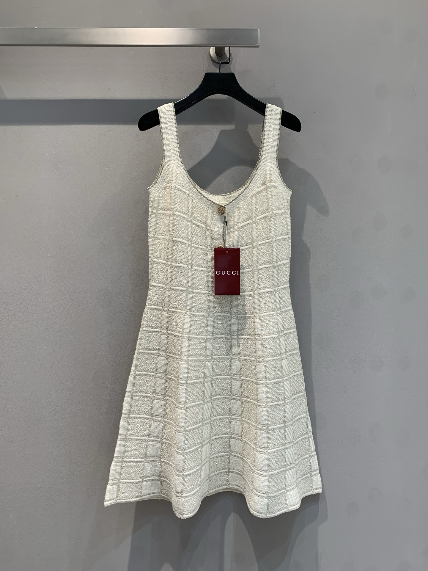 NO:307390,New model shipped M Original development G Home 2025 early spring new wool plaid suspender dress. Customized gold wool yarn, soft and delicate, classic plaid elements, combining fashion and retro flavor. The wool material makes the skirt soft and comfortable. The button design on the chest adds a sense of detail and uniqueness. It is suitable for wearing on various occasions. It can create a variety of styles with different accessories. S M L, gucci, skirts, alexander wang19860909新款出货啦M 原版开发 G家2025早春新款羊毛格纹吊带连衣裙.定制金丝羊毛纱线,柔软细腻,经典的格纹元素,兼具时尚感与复古韵味.羊毛材质使得裙子质感柔软且舒适.胸前的纽扣设计增添了细节感和独特性,它适合在多种场合穿着,搭配不同的配饰可以打造出多样的风格,码数S M L,,gucci,skirts,alexander wang,Women's clothing