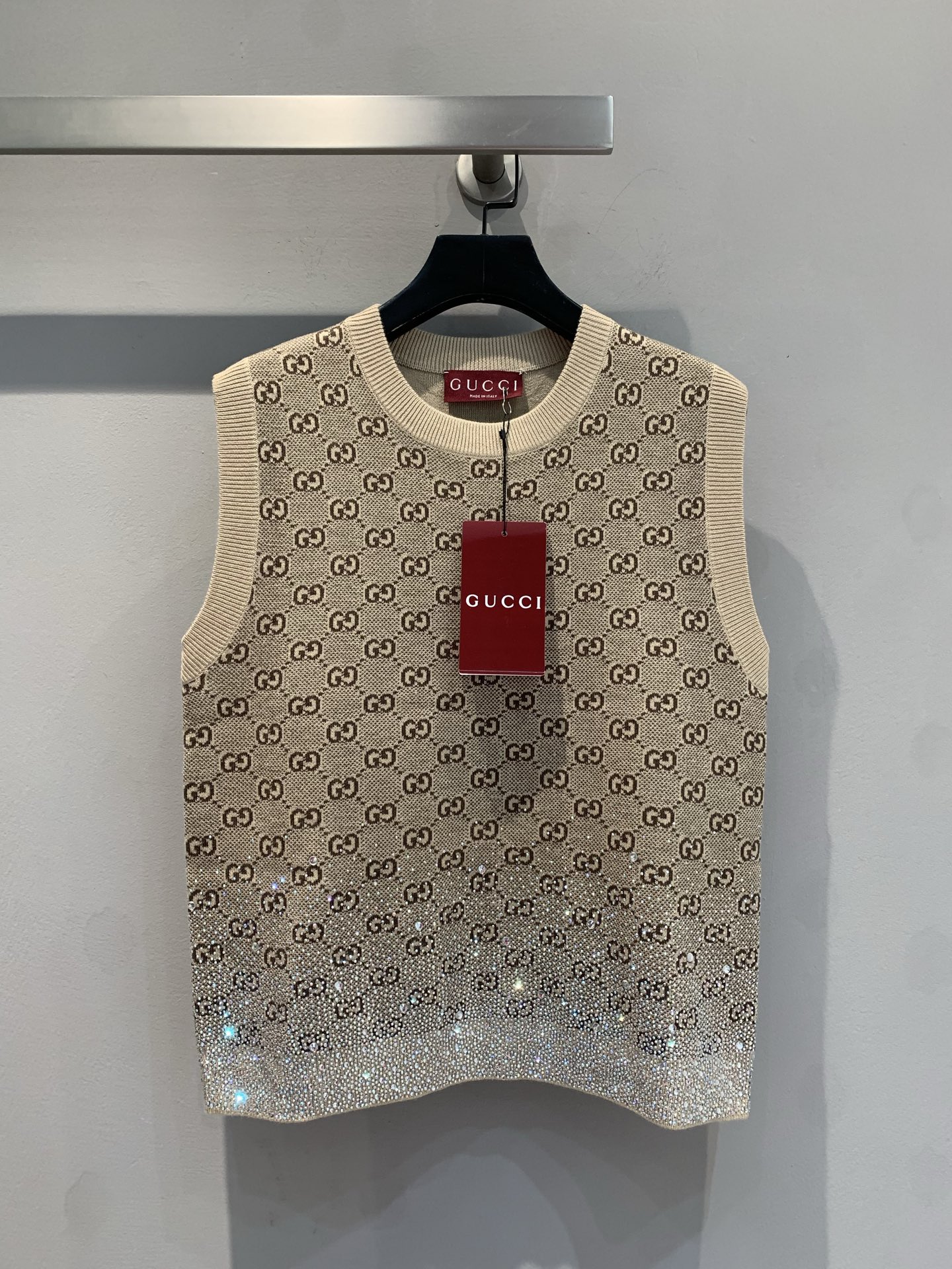 NO:306901,New style shipped by LaGjia 2025 early spring new color diamond knitted vest, imported wool fabric, soft and skin-friendly, comfortable and comfortable on the upper body. Classic style, modify the body shape, highlighting elegant temperament. The iconic double G pattern is full of recognition. Simple jeans underneath are casual and casual; with exquisite skirts, showing femininity. Easy to create diverse styles, a must-have for fashion experts. S M L,,gucci, skirts, jeans, alexander wang19860909新款出货啦G家2025早春新款彩钻针织马甲,进口羊毛面料 柔软亲肤,上身舒适自在.经典版型,修饰身形,凸显优雅气质.标志性双G图案,辨识度拉满.下搭简约牛仔裤,休闲随性；配精致半裙,尽显女人味.轻松打造多样风格,时尚达人必备.码数 S M L,,gucci,skirts,jeans,alexander wang,Women's clothing