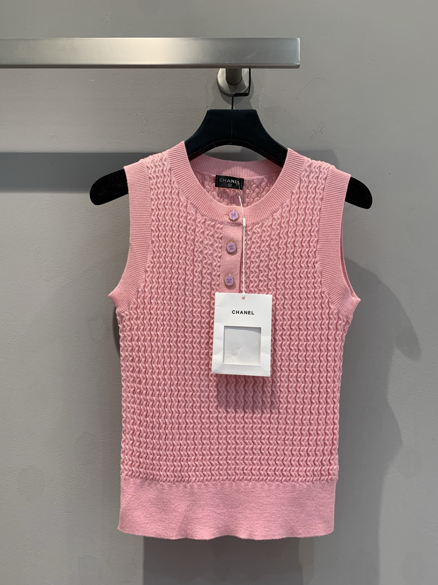 NO:306895,New C home 2025 early spring new wool knitted vest. It is made of fixed-spin wool yarn, bottom needle flying thread jacquard surface needle twist rope technology, the colors are very close, and can be worn in all seasons. Simple and exquisite, classic style, unique texture, and easy to grasp the fashionable atmosphere. Number of 36 38 40, chanel, alexander wang19860909新C家2025早春新款羊毛针织背心.采用定纺羊毛纱,底针飞线提花面搬针扭绳工艺制作,颜色都是特别接近,可以穿四季的款.简约又精致,经典的版型,独特的质感,轻松拿捏时尚氛围感. 码数36 38 40,,chanel,alexander wang,Women's clothing