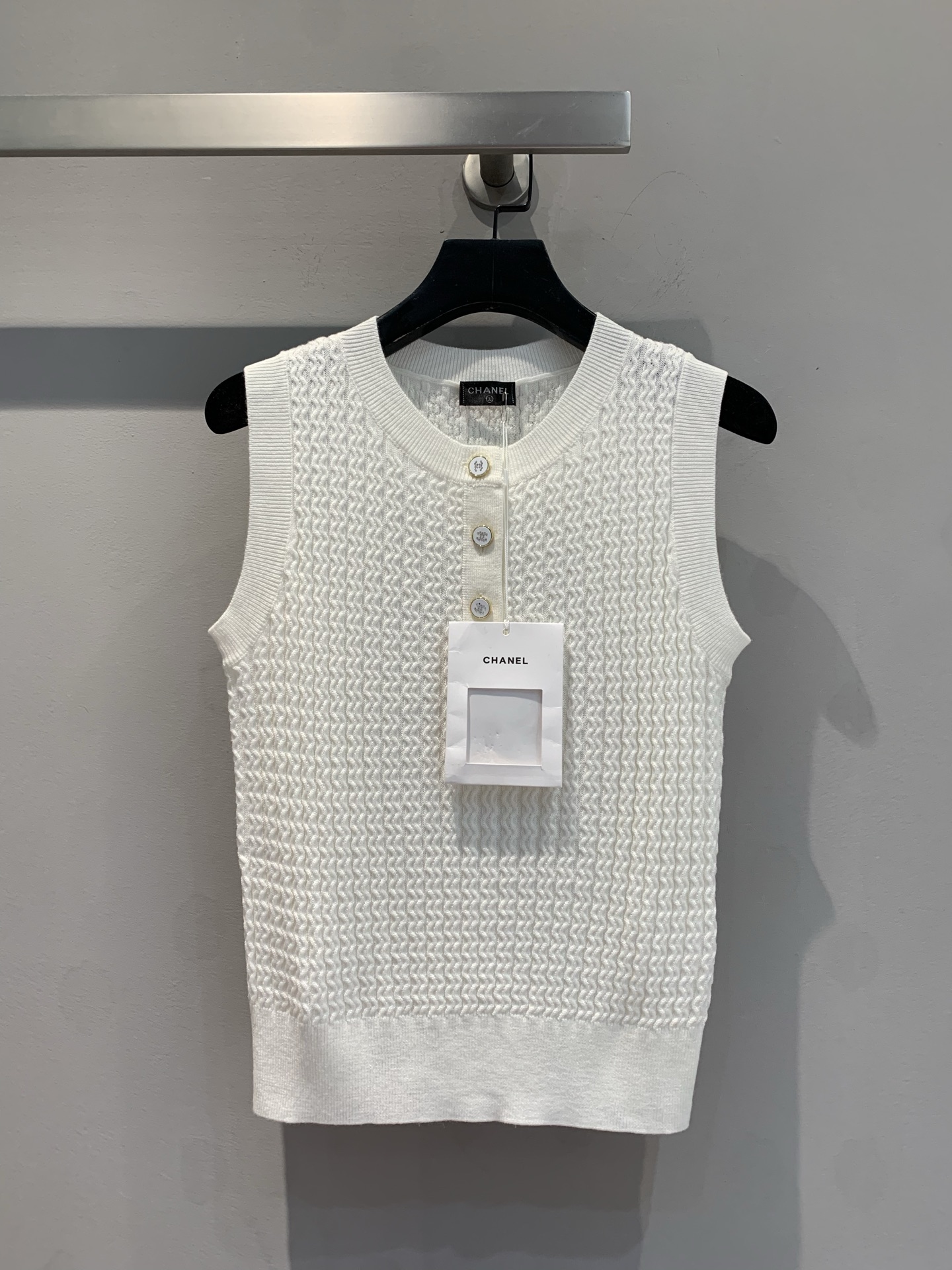 NO:306894,New models are shipped. C home 2025 early spring new wool knitted vest. It is made of fixed-spin wool yarn, bottom needle flying thread jacquard surface needle twist rope technology. The colors are very close to each other and can be worn in all seasons. Simple and exquisite, classic style, unique texture, and easy to grasp the fashionable atmosphere. Number of codes 36 38 40, chanel, alexander wang19860909新款出货啦 C家2025早春新款羊毛针织背心.采用定纺羊毛纱,底针飞线提花面搬针扭绳工艺制作,颜色都是特别接近,可以穿四季的款.简约又精致,经典的版型,独特的质感,轻松拿捏时尚氛围感. 码数36 38 40,,chanel,alexander wang,Women's clothing