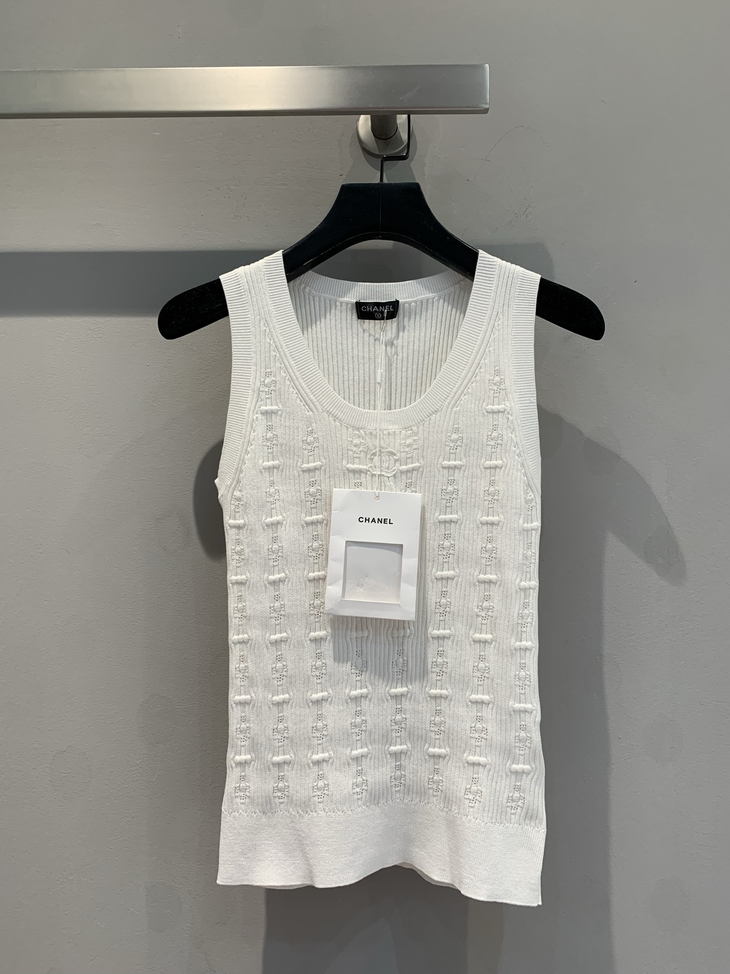 NO:306940,New models are shipped. Original development C home 2025 early spring new embroidered knitted vest. versatile U-neck, double C logo embroidery, hollow dark pattern jacquard, cotton knitted fabric, comfortable and skin-friendly, elastic slim fit, upper body looks slim and versatile, equipped with cloth bag, 36 38 40,,chanel,alexander wang19860909新款出货啦 原版开发C家2025早春新款刺绣针织背心.百搭U字领口 双C logo刺绣徽标点缀 镂空暗纹提花 棉质针织面料 舒适亲肤 弹力修身版型 上身显瘦又百搭 配有布袋 码数36 38 40,,chanel,alexander wang,Women's clothing