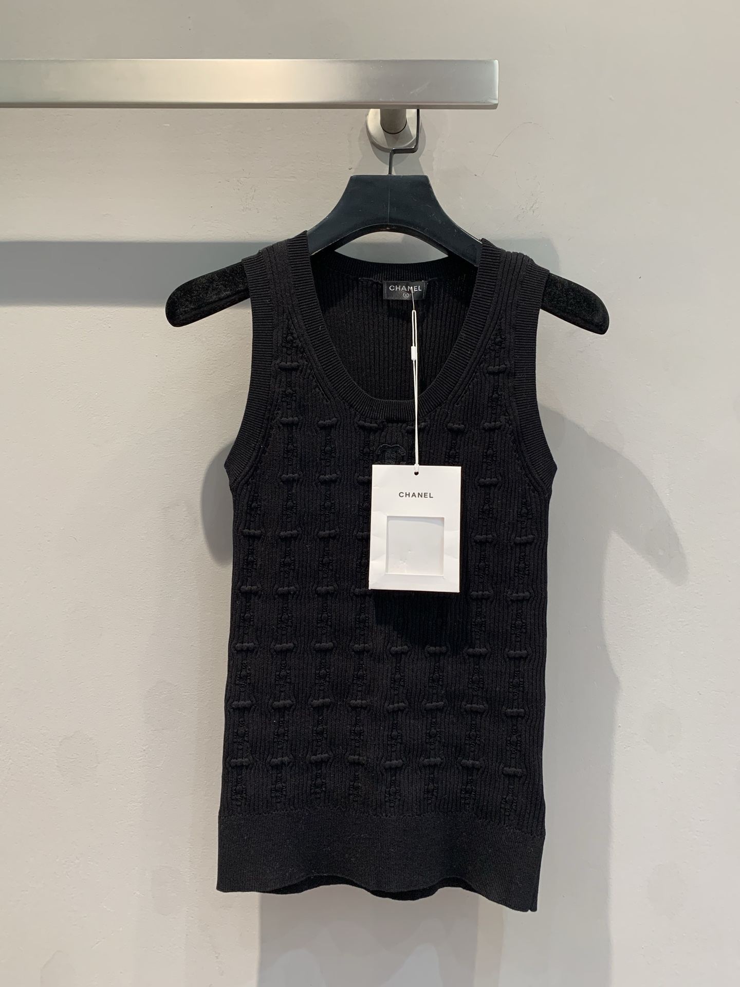 NO:306942,New style shipped, original development C home 2025 early spring new embroidered knitted vest. versatile U-shaped neckline, double C logo embroidery, hollow dark pattern jacquard, cotton knitted fabric, comfortable and skin-friendly, elastic slim fit, upper body looks slim and versatile, equipped with cloth bag, 36 38 40,,chanel,alexander wang19860909新款出货啦原版开发C家2025早春新款刺绣针织背心.百搭U字领口 双C logo刺绣徽标点缀 镂空暗纹提花 棉质针织面料 舒适亲肤 弹力修身版型 上身显瘦又百搭 配有布袋 码数36 38 40,,chanel,alexander wang,Women's clothing