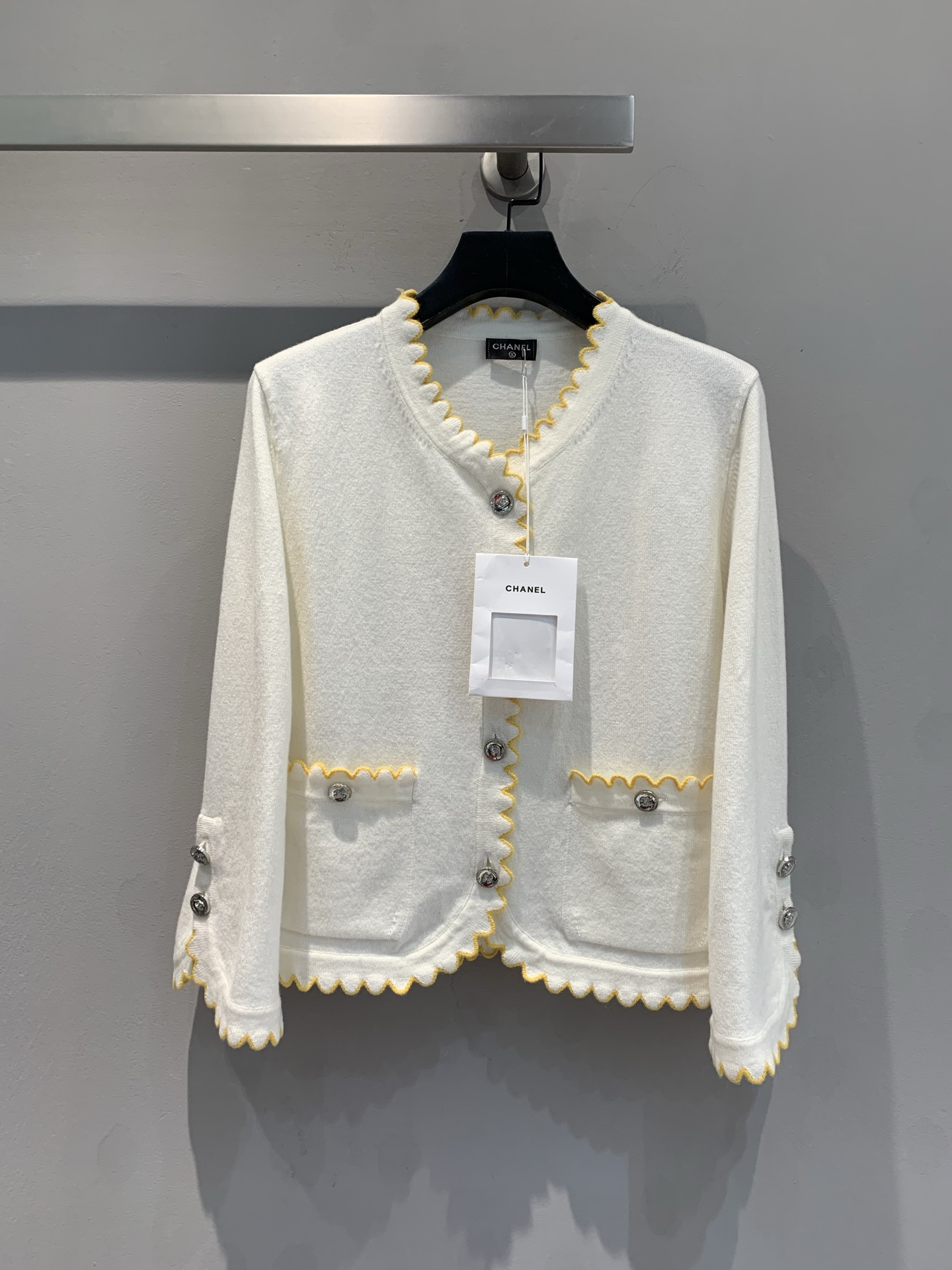 NO:320677,New model shipped M original development C home 2025 early spring new wavy cashmere cardigan. Custom cashmere fabric is light and comfortable, with a German machine 9-pin knitting process complex, pure white with yellow wavy edges, elegant and agile. Open mold metal buttons, and the details show luxury. Whether it is paired with a simple black skirt to attend formal occasions or with jeans to create a casual and fashionable feeling, it can be easily grasped, helping you show your unique charm. Number of 36 38 40, chanel, skirts, jeans, alexander wang19860909新款出货啦M原版开发 C家2025早春新款波浪边羊绒开衫.定制羊绒面料 轻盈舒适,采用德国机9针编织工艺复杂,纯净白色搭配黄色波浪边,优雅与灵动并存.开模金属纽扣,细节之处尽显奢华.无论是搭配简约黑裙出席正式场合,还是配牛仔裤打造休闲时尚感,都能轻松拿捏,助你展现独特魅力.码数36 38 40,,chanel,skirts,jeans,alexander wang,Women's clothing