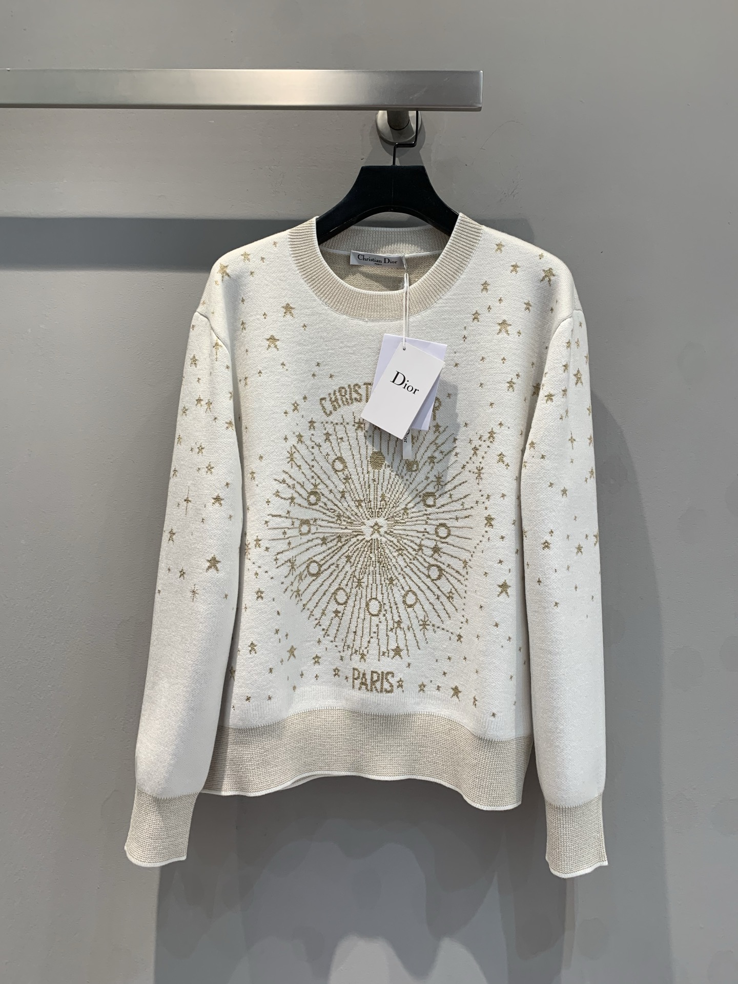 NO:309027,The new model shipped original version developed CD2025 early spring limited gold thread embroidered pullover sweater. 100% cashmere yarn weaving, high-quality texture, scattered pattern treatment, embroidered gold thread design with body embellishment, adding an interstellar wonder and romance, and the chest is decorated with letter logo to highlight the brand style. Single wear and layering in autumn and winter is essential. Number of 36 38 40,,sweaters,alexander wang19860909新款出货啦原版开发CD2025早春限定款金线刺绣套头毛衣.百分百山羊绒纱线织造 质感高级 散射状图案处理 搭配通体点缀的刺绣金线设计 增添星际穿梭般的惊奇浪漫 胸前加饰以字母logo 凸显品牌格调 秋冬单穿叠穿必不可少.码数36 38 40,,sweaters,alexander wang,Women's clothing