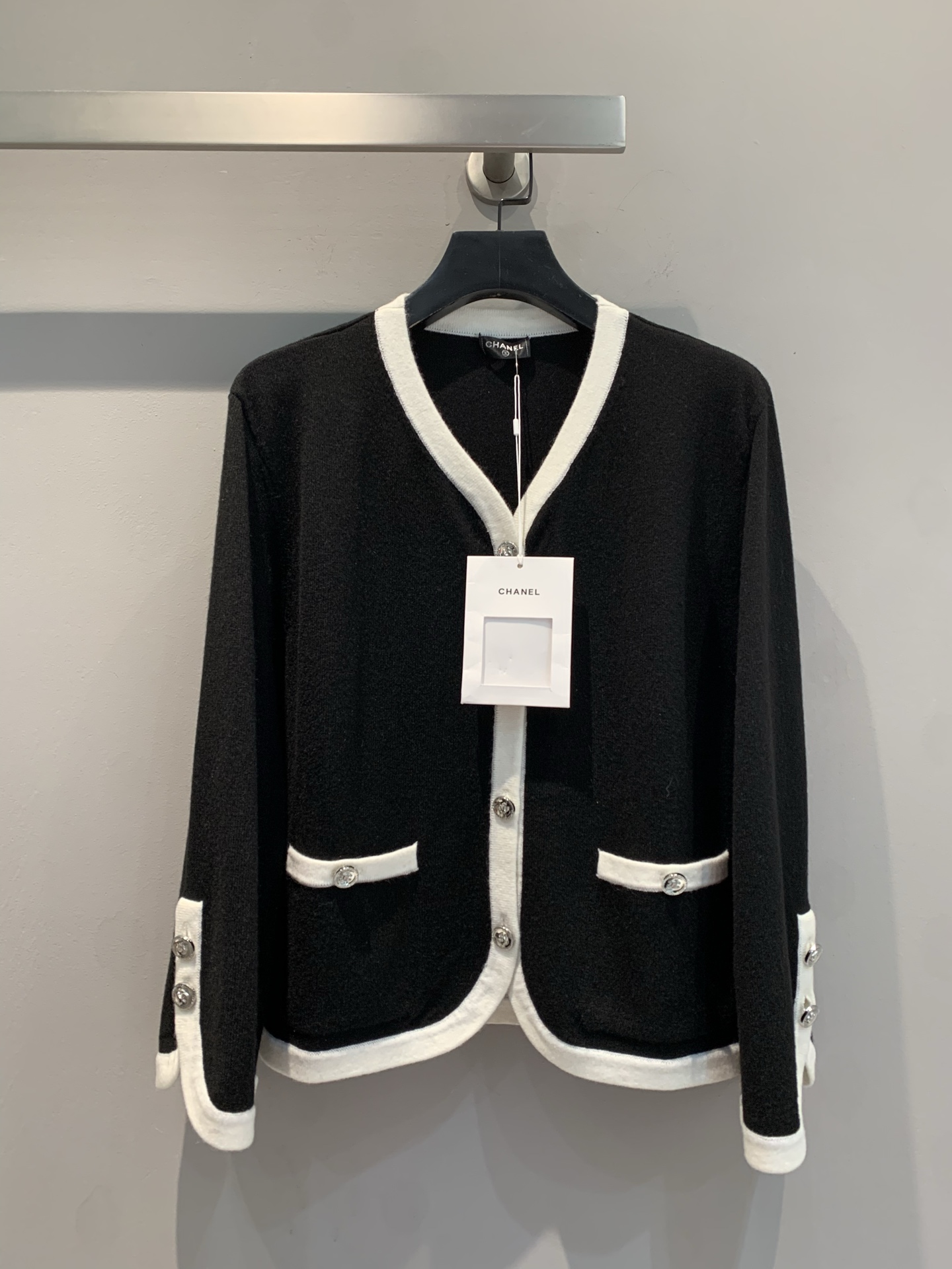 NO:320671,New models are shipped. Original development. C home 2025 early spring new V-neck contrasting cardigan, custom cashmere fabric is light and comfortable, black and white intertwined contrasting colors, simple and yet stylish. Exquisite diamond-set buttons embellish, and the details show luxury. The neat style is adapted to a variety of styles, easily creating an elegant temperament, adding a touch of classic fashion to the wardrobe. Number of 36 38 40, chanel, alexander wang19860909新款出货啦 原版开发 C家2025早春新款V领撞色开衫,定制羊绒面料轻盈舒适,黑白交织撞色,简约又不失格调.精致镶钻纽扣点缀,细节处彰显奢华.利落版型,适配多种风格,轻松打造优雅气质,为衣橱增添一抹经典时尚.码数36 38 40,,chanel,alexander wang,Women's clothing