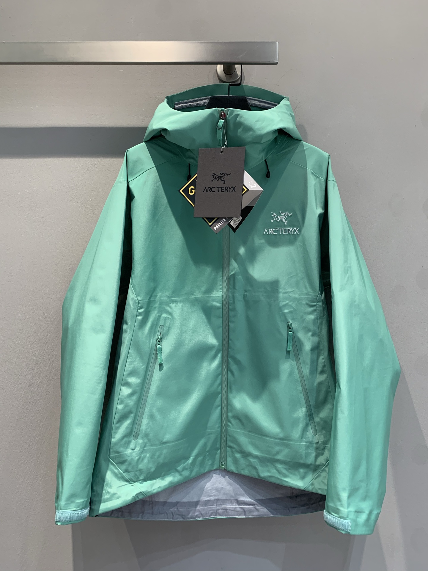 NO:472336,New model shipped M OEM quality) ARC'TERYX BETA LT GORE-TEX Jacket-Men's Adventure Bird Outdoor Waterproof Hard Shell Shock Clothes Functional Zipper Jacket, (Yb Four-time Glue Pressure Process, 3D Three-dimensional Bionic Design Clothes Long Arm, Tri-Durance Waterproof Rainproof Fabric, Self-Different Version, Powerful Operation Recommended) - OEM Production, Production of OEM Production, Purchase Specific Version Original Archives Original Data Development Version - Original Packaging Original Standards Full Set of Auxiliary Materials Customization, All Hardware Customization, Tag Book Description Analysis, Multi-Link Washing. - This BetaLT Jacket is designed with simple and universal, and can provide the performance required for an alpine environment. It uses bluesign@ certified N40P with warp knitted backing  3LGORE-TEX fabric, thin and wear-resistant, windproof, waterproof and breathable, suitable for wearing a variety of activities.-The helmet is compatible with StormHood hood, good protection and no impact on sight. The hand pocket is equipped with WaterTight zipper for easy pick-up and placement, and the underarm zipper is convenient for quick ventilation. The splicing design allows for free movement.-The traditional organ cross-reverse entry alpine pocket is set in high position, VISLON central front zipper, adjustable Velcro cuff Velcro label, compatible with Zip-in, and the ARC TERYX logo is embroidered on the chest with a BATARING machine. BETA multi-purpose clothing is suitable for a variety of activities and environments. LT Lightweight High-performance simple design, lightweight and wear-resistant. GORE-TEX waterproof, windproof and breathable fabric can provide multi-faceted protection.-BRTA  LT jackets are also Arc'teryx's star products. They have always performed outstandingly in harsh mountain environments. They are now more powerful and have lighter weight. S-XXL, arc'teryx, jackets & coats,hats,alexander wang19860909新款出货啦M代工品质）ARC‘TERYX BETA LT GORE-TEX Jacket-Men's始祖鸟户外防水硬壳冲锋衣机能风拉链夹克,（Yb四次压胶工艺 整衣3D立体仿生学设计衣长臂弯, Tri-Durance防水防雨面料 ,自行区别市面先行版本 强力操作推荐入手） -代工厂跟单出品 代购指定版本 原档案原数据开发版型  -原包装原标 全套辅料定制,五金全部开模定制,吊牌书说明解析 ,多联水洗. -这款BetaLT夹克设计简洁而通用,可提供高山环境所需的性能.采用bluesign@认证的采用带经编背衬N40P 3LGORE-TEX面料,轻薄而耐磨,防风、防水且透气,适合多种活动穿着.-头盔兼容StormHood兜帽防护良好且不影响视线,插手口袋设有WaterTight拉链,便于取放物品,腋下拉链便于快速通风,拼接设计使活动自如. -传统风琴交叉反向进入高山口袋设置在高位,VISLON中央正面拉链,可调节Velcro袖口魔术贴标签,兼容Zip-in,在胸前采用百达灵机器绣上了ARC TERYX徽标. BETA多用途服装适用于多种活动和环境. LT 轻量 高性能的简约设计,轻量而耐磨.GORE-TEX防水、防风、透气面料可提供多面防护.-BRTA LT夹克同是Arc’teryx的明星产品,一直在高山恶劣环境中表现突出,现在功能更强大,重量更轻.码数S-XXL,arc'teryx,jackets & coats,hats,alexander wang,Women's clothing