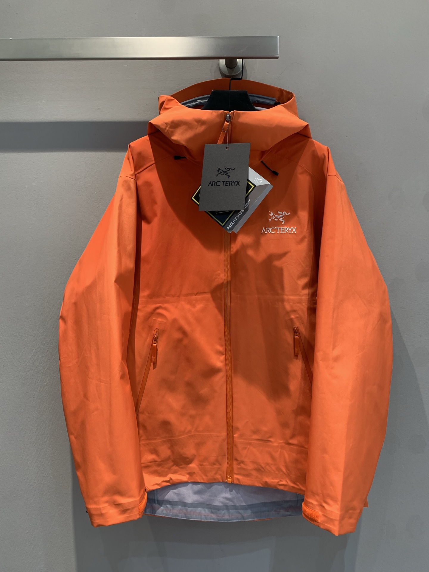 NO:472343,New shipment M (OEM quality) ARC'TERYX BETA LT GORE-TEX Jacket-Men's Adventure Bird Outdoor Waterproof Hard Shell Shock Clothes Functional Zipper Jacket, (Yb Four-time Glue Pressing Process, 3D Three-dimensional Bionic Design Clothes Long Arm, Tri-Durance Waterproof Rainproof Fabric, Self-Different Version, Powerful Operation Recommended) - OEM Follow-up Production, Purchase Specific Version Original Archives Original Data Development Version - Original Packaging Original Standard Customization, All Hardware Customization, Tag Book Description Analysis, Multi-Link Washing. - This BetaLT Jacket is designed with simple and universal, and can provide the performance required for an alpine environment. It uses bluesign@ certified N40P with warp knitted backing  3LGORE-TEX fabric, thin and wear-resistant, windproof, waterproof and breathable, suitable for wearing a variety of activities.-The helmet is compatible with StormHood hood, good protection and no impact on sight. The hand pocket is equipped with WaterTight zipper for easy pick-up and placement, and the underarm zipper is convenient for quick ventilation. The splicing design allows for free movement.-The traditional organ cross-reverse entry alpine pocket is set in high position, VISLON central front zipper, adjustable Velcro cuff Velcro label, compatible with Zip-in, and the ARC TERYX logo is embroidered on the chest with a BATARING machine. BETA multi-purpose clothing is suitable for a variety of activities and environments. LT Lightweight High-performance simple design, lightweight and wear-resistant. GORE-TEX waterproof, windproof and breathable fabric can provide multi-faceted protection.-BRTA  LT jackets are also Arc'teryx's star products. They have always performed outstandingly in harsh mountain environments. They are now more powerful and have lighter weight. S-XXL, arc'teryx, jackets & coats,hats,alexander wang19860909新款出货啦M（代工品质）ARC‘TERYX BETA LT GORE-TEX Jacket-Men's始祖鸟户外防水硬壳冲锋衣机能风拉链夹克,（Yb四次压胶工艺 整衣3D立体仿生学设计衣长臂弯, Tri-Durance防水防雨面料 ,自行区别市面先行版本 强力操作推荐入手） -代工厂跟单出品 代购指定版本 原档案原数据开发版型  -原包装原标 全套辅料定制,五金全部开模定制,吊牌书说明解析 ,多联水洗. -这款BetaLT夹克设计简洁而通用,可提供高山环境所需的性能.采用bluesign@认证的采用带经编背衬N40P 3LGORE-TEX面料,轻薄而耐磨,防风、防水且透气,适合多种活动穿着.-头盔兼容StormHood兜帽防护良好且不影响视线,插手口袋设有WaterTight拉链,便于取放物品,腋下拉链便于快速通风,拼接设计使活动自如. -传统风琴交叉反向进入高山口袋设置在高位,VISLON中央正面拉链,可调节Velcro袖口魔术贴标签,兼容Zip-in,在胸前采用百达灵机器绣上了ARC TERYX徽标. BETA多用途服装适用于多种活动和环境. LT 轻量 高性能的简约设计,轻量而耐磨.GORE-TEX防水、防风、透气面料可提供多面防护.-BRTA LT夹克同是Arc’teryx的明星产品,一直在高山恶劣环境中表现突出,现在功能更强大,重量更轻.码数S-XXL,arc'teryx,jackets & coats,hats,alexander wang,Women's clothing