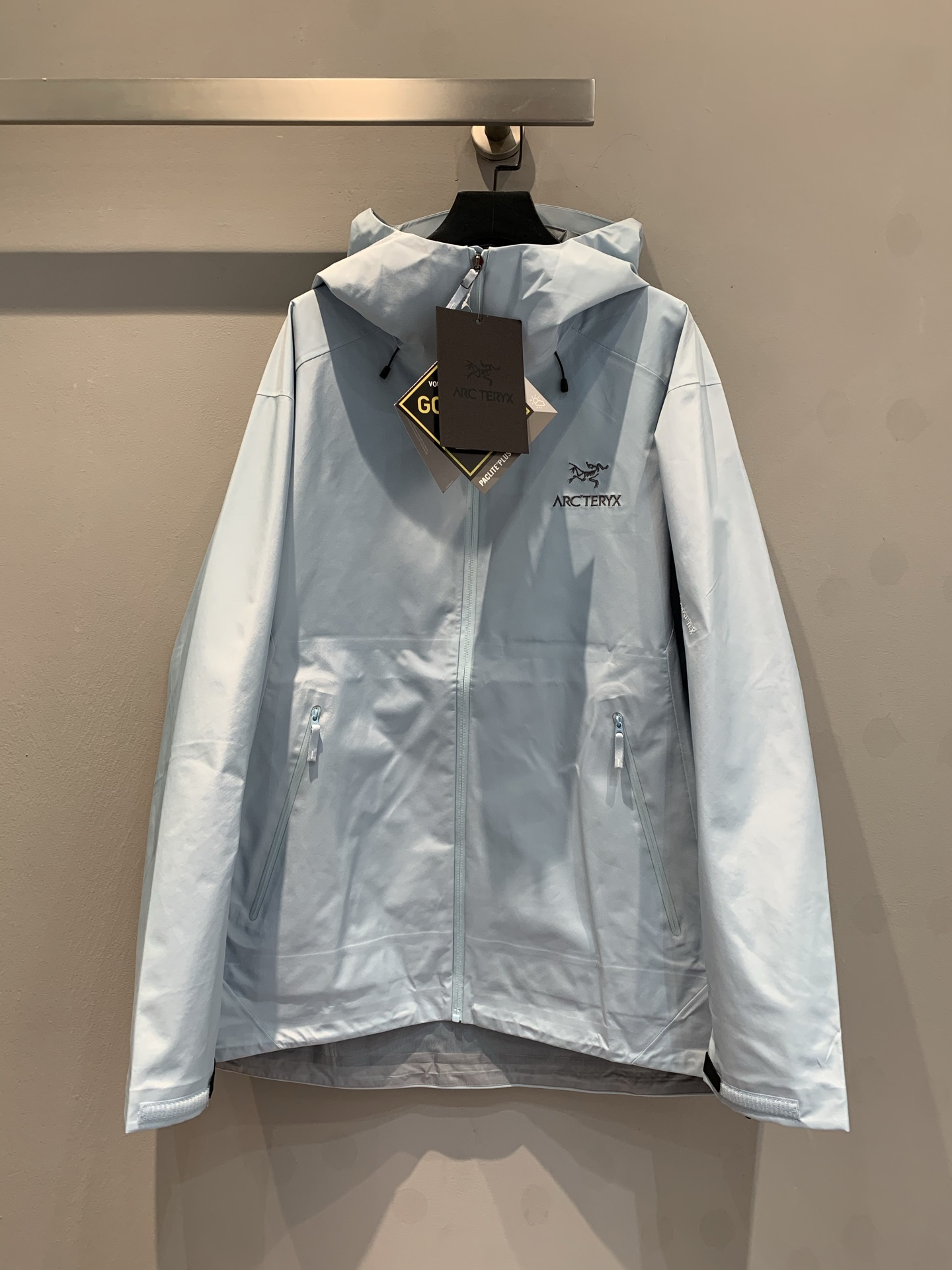 NO:472364,New models shipped (OEM quality) ARC'TERYX BETA LT GORE-TEX Jacket-Men's Adventure Bird Outdoor Waterproof Hard Shell Shock Clothes Functional Zipper Jacket, (Yb Four-time Glue Pressure Process, 3D Three-dimensional Bionic Design Clothes Long Arm, Tri-Durance Waterproof Rainproof Fabric, Self-Different Version, Powerful Operation Recommended) - OEM Production, Production of OEM Production, Purchase Specific Version Original Archives Original Data Development Version - Original Packaging Original Standards Full Set of Auxiliary Materials Customization, All Hardware Customization, Tag Book Description Analysis, Multi-Link Washing. - This BetaLT Jacket is designed with simple and universal, and can provide the performance required for an alpine environment. It uses bluesign@ certified N40P with warp knitted backing  3LGORE-TEX fabric, thin and wear-resistant, windproof, waterproof and breathable, suitable for wearing a variety of activities.-The helmet is compatible with StormHood hood, good protection and no impact on sight. The hand pocket is equipped with WaterTight zipper for easy pick-up and placement, and the underarm zipper is convenient for quick ventilation. The splicing design allows for free movement.-The traditional organ cross-reverse entry alpine pocket is set in high position, VISLON central front zipper, adjustable Velcro cuff Velcro label, compatible with Zip-in, and the ARC TERYX logo is embroidered on the chest with a BATARING machine. BETA multi-purpose clothing is suitable for a variety of activities and environments. LT Lightweight High-performance simple design, lightweight and wear-resistant. GORE-TEX waterproof, windproof and breathable fabric can provide multi-faceted protection.-BRTA  LT jackets are also Arc'teryx's star products. They have always performed outstandingly in harsh mountain environments. They are now more powerful and have lighter weight. S-XXL, arc'teryx, jackets & coats,hats,alexander wang19860909新款出货啦（代工品质）ARC‘TERYX BETA LT GORE-TEX Jacket-Men's始祖鸟户外防水硬壳冲锋衣机能风拉链夹克,（Yb四次压胶工艺 整衣3D立体仿生学设计衣长臂弯, Tri-Durance防水防雨面料 ,自行区别市面先行版本 强力操作推荐入手） -代工厂跟单出品 代购指定版本 原档案原数据开发版型  -原包装原标 全套辅料定制,五金全部开模定制,吊牌书说明解析 ,多联水洗. -这款BetaLT夹克设计简洁而通用,可提供高山环境所需的性能.采用bluesign@认证的采用带经编背衬N40P 3LGORE-TEX面料,轻薄而耐磨,防风、防水且透气,适合多种活动穿着.-头盔兼容StormHood兜帽防护良好且不影响视线,插手口袋设有WaterTight拉链,便于取放物品,腋下拉链便于快速通风,拼接设计使活动自如. -传统风琴交叉反向进入高山口袋设置在高位,VISLON中央正面拉链,可调节Velcro袖口魔术贴标签,兼容Zip-in,在胸前采用百达灵机器绣上了ARC TERYX徽标. BETA多用途服装适用于多种活动和环境. LT 轻量 高性能的简约设计,轻量而耐磨.GORE-TEX防水、防风、透气面料可提供多面防护.-BRTA LT夹克同是Arc’teryx的明星产品,一直在高山恶劣环境中表现突出,现在功能更强大,重量更轻.码数S-XXL,arc'teryx,jackets & coats,hats,alexander wang,Women's clothing