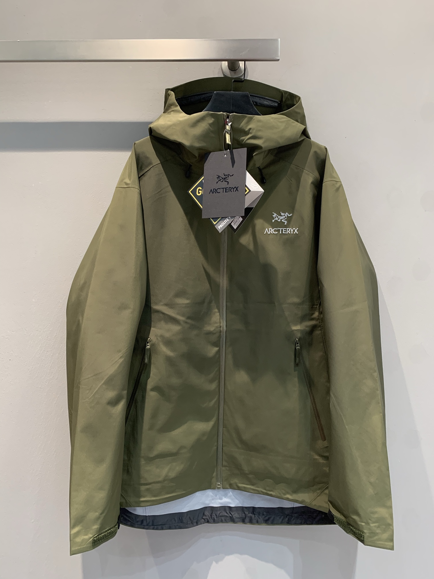 NO:307433,New models shipped (OEM quality) ARC'TERYX BETA LT GORE-TEX Jacket-Men's Adventure Bird Outdoor Waterproof Hard Shell Shock Clothes Functional Zipper Jacket, (Yb Four-time Glue Pressure Process, 3D Three-dimensional Bionic Design Clothes Long Arm, Tri-Durance Waterproof Rainproof Fabric, Self-Different Version, Powerful Operation Recommended) - OEM Production, Production of OEM Production, Purchase Specific Version Original Archives Original Data Development Version - Original Packaging Original Standards Full Set of Auxiliary Materials Customization, All Hardware Customization, Tag Book Description Analysis, Multi-Link Washing. - This BetaLT Jacket is designed with simple and universal, and can provide the performance required for an alpine environment. It uses bluesign@ certified N40P with warp knitted backing  3LGORE-TEX fabric, thin and wear-resistant, windproof, waterproof and breathable, suitable for wearing a variety of activities.-The helmet is compatible with StormHood hood, good protection and no impact on sight. The hand pocket is equipped with WaterTight zipper for easy pick-up and placement, and the underarm zipper is convenient for quick ventilation. The splicing design allows for free movement.-The traditional organ cross-reverse entry alpine pocket is set in high position, VISLON central front zipper, adjustable Velcro cuff Velcro label, compatible with Zip-in, and the ARC TERYX logo is embroidered on the chest with a BATARING machine. BETA multi-purpose clothing is suitable for a variety of activities and environments. LT Lightweight High-performance simple design, lightweight and wear-resistant. GORE-TEX waterproof, windproof and breathable fabric can provide multi-faceted protection.-BRTA  LT jackets are also Arc'teryx's star products. They have always performed outstandingly in harsh mountain environments. They are now more powerful and have lighter weight. S-XXL, arc'teryx, jackets & coats,hats,alexander wang19860909新款出货啦（代工品质）ARC‘TERYX BETA LT GORE-TEX Jacket-Men's始祖鸟户外防水硬壳冲锋衣机能风拉链夹克,（Yb四次压胶工艺 整衣3D立体仿生学设计衣长臂弯, Tri-Durance防水防雨面料 ,自行区别市面先行版本 强力操作推荐入手） -代工厂跟单出品 代购指定版本 原档案原数据开发版型  -原包装原标 全套辅料定制,五金全部开模定制,吊牌书说明解析 ,多联水洗. -这款BetaLT夹克设计简洁而通用,可提供高山环境所需的性能.采用bluesign@认证的采用带经编背衬N40P 3LGORE-TEX面料,轻薄而耐磨,防风、防水且透气,适合多种活动穿着.-头盔兼容StormHood兜帽防护良好且不影响视线,插手口袋设有WaterTight拉链,便于取放物品,腋下拉链便于快速通风,拼接设计使活动自如. -传统风琴交叉反向进入高山口袋设置在高位,VISLON中央正面拉链,可调节Velcro袖口魔术贴标签,兼容Zip-in,在胸前采用百达灵机器绣上了ARC TERYX徽标. BETA多用途服装适用于多种活动和环境. LT 轻量 高性能的简约设计,轻量而耐磨.GORE-TEX防水、防风、透气面料可提供多面防护.-BRTA LT夹克同是Arc’teryx的明星产品,一直在高山恶劣环境中表现突出,现在功能更强大,重量更轻.码数S-XXL,arc'teryx,jackets & coats,hats,alexander wang,Women's clothing