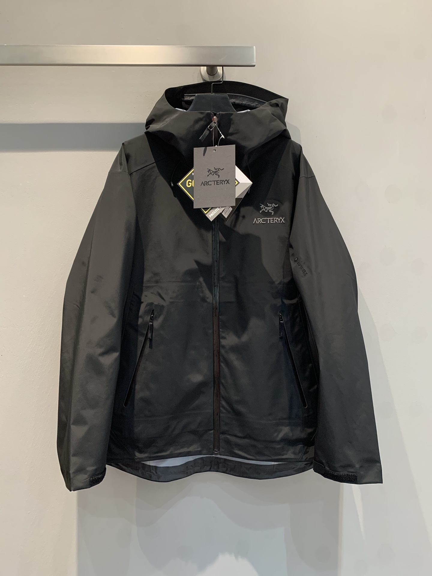 NO:472329,New models shipped (OEM quality) ARC'TERYX BETA LT GORE-TEX Jacket-Men's Adventure Bird Outdoor Waterproof Hard Shell Shock Clothes Functional Zipper Jacket, (Yb Four-time Glue Pressure Process, 3D Three-dimensional Bionic Design Clothes Long Arm, Tri-Durance Waterproof Rainproof Fabric, Self-Different Version, Powerful Operation Recommended) - OEM Production, Production of OEM Production, Purchase Specific Version Original File Original Data Development Version - Original Packaging Original Standards, Customized Set of Auxiliary Materials, Customized All Hardware, Tag Book Description Analysis, Multi-Link Washing. - This BetaLT Jacket is designed with simple and universal, and can provide the performance required for an alpine environment. It uses bluesign@ certified N40P with warp knitted backing  3LGORE-TEX fabric, thin and wear-resistant, windproof, waterproof and breathable, suitable for wearing a variety of activities.-The helmet is compatible with StormHood hoods, good protection and no impact on sight. The hand pocket is equipped with WaterTight zipper for easy pick-up and placement, and the underarm zipper is convenient for quick ventilation. The splicing design allows for free movement.-The traditional organ cross-reverse entry alpine pocket is set in high position, VISLON central front zipper, adjustable Velcro cuff Velcro label, compatible with Zip-in, and the ARC TERYX logo is embroidered on the chest with a BATARING machine. BETA multi-purpose clothing is suitable for a variety of activities and environments. LT Lightweight High-performance simple design, lightweight and wear-resistant. GORE-TEX waterproof, windproof and breathable fabric can provide multi-faceted protection.-BRTA  LT jackets are also Arc'teryx's star products. They have always performed outstandingly in harsh environments in the mountains. They are now more powerful and have lighter weight. Dark night and black. S-XXL, arc'teryx, jackets & coats,hats,alexander wang19860909新款出货啦（代工品质）ARC‘TERYX BETA LT GORE-TEX Jacket-Men's始祖鸟户外防水硬壳冲锋衣机能风拉链夹克,（Yb四次压胶工艺 整衣3D立体仿生学设计衣长臂弯, Tri-Durance防水防雨面料 ,自行区别市面先行版本 强力操作推荐入手） -代工厂跟单出品 代购指定版本 原档案原数据开发版型  -原包装原标 全套辅料定制,五金全部开模定制,吊牌书说明解析 ,多联水洗. -这款BetaLT夹克设计简洁而通用,可提供高山环境所需的性能.采用bluesign@认证的采用带经编背衬N40P 3LGORE-TEX面料,轻薄而耐磨,防风、防水且透气,适合多种活动穿着.-头盔兼容StormHood兜帽防护良好且不影响视线,插手口袋设有WaterTight拉链,便于取放物品,腋下拉链便于快速通风,拼接设计使活动自如. -传统风琴交叉反向进入高山口袋设置在高位,VISLON中央正面拉链,可调节Velcro袖口魔术贴标签,兼容Zip-in,在胸前采用百达灵机器绣上了ARC TERYX徽标. BETA多用途服装适用于多种活动和环境. LT 轻量 高性能的简约设计,轻量而耐磨.GORE-TEX防水、防风、透气面料可提供多面防护.-BRTA LT夹克同是Arc’teryx的明星产品,一直在高山恶劣环境中表现突出,现在功能更强大,重量更轻.暗夜黑 码数S-XXL,arc'teryx,jackets & coats,hats,alexander wang,Women's clothing