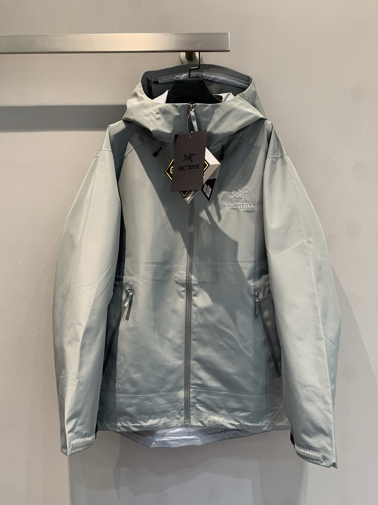 NO:472342,New shipment M (OEM quality) ARC'TERYX BETA LT GORE-TEX Jacket-Men's Adventure Bird Outdoor Waterproof Hard Shell Shock Clothes Functional Zipper Jacket, (Yb Four-time Glue Pressing Process, 3D Three-dimensional Bionic Design Clothes Long Arm, Tri-Durance Waterproof Rainproof Fabric, Self-Different Version, Powerful Operation Recommended) - OEM Follow-up Production, Purchase Specific Version Original Archives Original Data Development Version - Original Packaging Original Standard Customization, All Hardware Customization, Tag Book Description Analysis, Multi-Link Washing. - This BetaLT Jacket is designed with simple and universal, and can provide the performance required for an alpine environment. It uses bluesign@ certified N40P with warp knitted backing  3LGORE-TEX fabric, thin and wear-resistant, windproof, waterproof and breathable, suitable for wearing a variety of activities.-The helmet is compatible with StormHood hood, good protection and no impact on sight. The hand pocket is equipped with WaterTight zipper for easy pick-up and placement, and the underarm zipper is convenient for quick ventilation. The splicing design allows for free movement.-The traditional organ cross-reverse entry alpine pocket is set in high position, VISLON central front zipper, adjustable Velcro cuff Velcro label, compatible with Zip-in, and the ARC TERYX logo is embroidered on the chest with a BATARING machine. BETA multi-purpose clothing is suitable for a variety of activities and environments. LT Lightweight High-performance simple design, lightweight and wear-resistant. GORE-TEX waterproof, windproof and breathable fabric can provide multi-faceted protection.-BRTA  LT jackets are also Arc'teryx's star products. They have always performed outstandingly in harsh mountain environments. They are now more powerful and have lighter weight. S-XXL, arc'teryx, jackets & coats,hats,alexander wang19860909新款出货啦M（代工品质）ARC‘TERYX BETA LT GORE-TEX Jacket-Men's始祖鸟户外防水硬壳冲锋衣机能风拉链夹克,（Yb四次压胶工艺 整衣3D立体仿生学设计衣长臂弯, Tri-Durance防水防雨面料 ,自行区别市面先行版本 强力操作推荐入手） -代工厂跟单出品 代购指定版本 原档案原数据开发版型  -原包装原标 全套辅料定制,五金全部开模定制,吊牌书说明解析 ,多联水洗. -这款BetaLT夹克设计简洁而通用,可提供高山环境所需的性能.采用bluesign@认证的采用带经编背衬N40P 3LGORE-TEX面料,轻薄而耐磨,防风、防水且透气,适合多种活动穿着.-头盔兼容StormHood兜帽防护良好且不影响视线,插手口袋设有WaterTight拉链,便于取放物品,腋下拉链便于快速通风,拼接设计使活动自如. -传统风琴交叉反向进入高山口袋设置在高位,VISLON中央正面拉链,可调节Velcro袖口魔术贴标签,兼容Zip-in,在胸前采用百达灵机器绣上了ARC TERYX徽标. BETA多用途服装适用于多种活动和环境. LT 轻量 高性能的简约设计,轻量而耐磨.GORE-TEX防水、防风、透气面料可提供多面防护.-BRTA LT夹克同是Arc’teryx的明星产品,一直在高山恶劣环境中表现突出,现在功能更强大,重量更轻.码数S-XXL,arc'teryx,jackets & coats,hats,alexander wang,Women's clothing