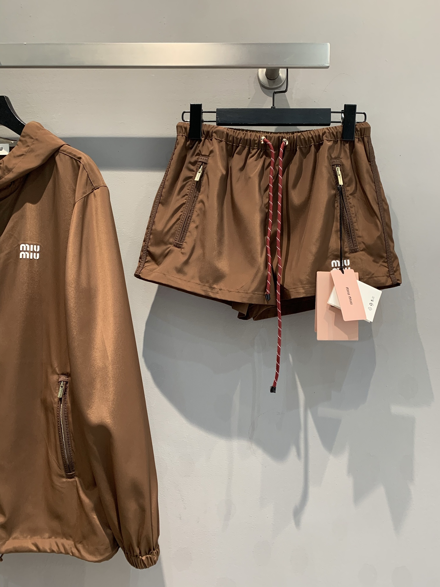 NO:309570,The new model was developed by Miumi*2025 early spring new memory silk sun protection set. The fabric is light, comfortable and breathable, and the texture is excellent. Customized hardware accessories, side contrasting wavy embroidery craft webbing, excellent texture and versatile style. The brand logo is eye-catching and embellished, showing a unique style. The efficient sun protection material supports the skin, allowing you to shine in the sun, and easily become the focus of the street. S M L,,miumiu, real silk, alexander wang19860909新款出原版开发Miumi*2025早春新款记忆真丝防晒套装.面料轻盈舒适透气质感超赞.定制五金配件,侧边撞色波浪刺绣工艺织带,质感上乘,版型百搭.品牌标识醒目点缀,彰显独特风格.高效防晒材质,为肌肤撑起保护伞,让你在阳光下尽情闪耀,轻松成为街头焦点.码数S M L,,miumiu,real silk,alexander wang,Women's clothing