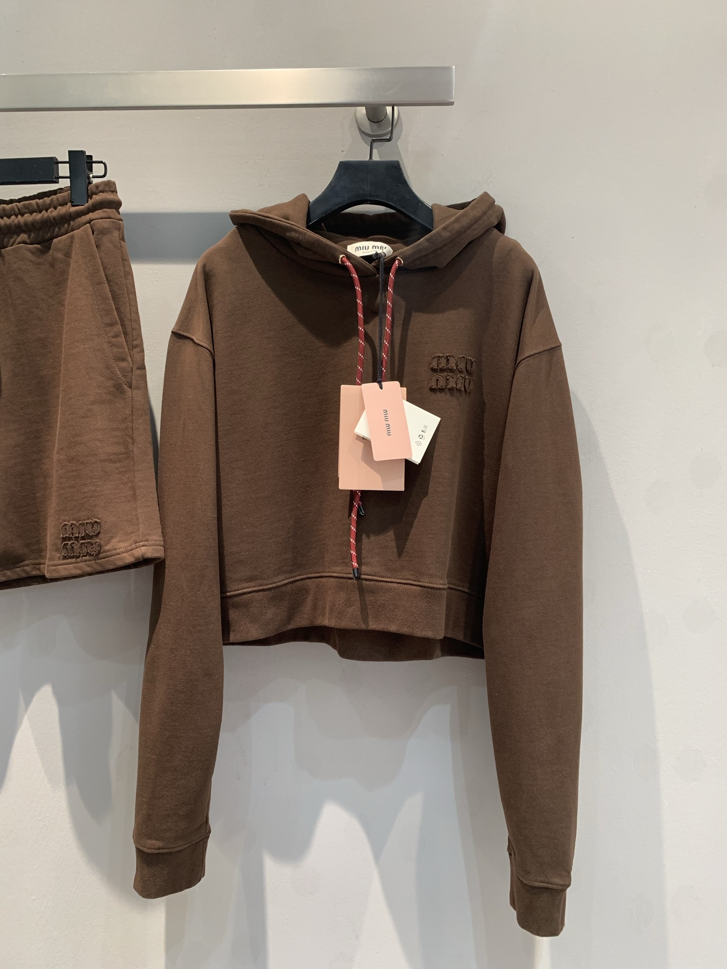 NO:309573,The new model shipped out original development Miumi*2025 early spring new letter logo casual style drawstring hooded sweatshirt. Applied embroidery is exquisite and three-dimensional. Loose and casual style, sweatshirt shoulder-falling design, visual slimness, casualness, rich tones show unique taste, exquisite brand logo embroidery, low-key luxury. The short style cleverly modify the body proportions, easily creating a fashionable and casual feeling. Whether paired with skirts or trousers, it can show a unique charm and add a touch of Italian style to your wardrobe. S M L,,miumiu,hoodie,sweatshirts, skirts,hats,alexander wang19860909新款出货啦原版开发 Miumi*2025早春新款字母徽标休闲风抽绳连帽卫衣.贴布绣精致立体.宽松休闲版型,卫衣落肩设计,视觉显瘦,随性自如,浓郁色调彰显独特品味,精致的品牌标识刺绣,低调中透露奢华.短款版型巧妙修饰身材比例,轻松打造时尚休闲感.无论搭配裙装还是裤装,都能展现别样魅力,为你的衣橱增添一抹意式风情.码数S M L,,miumiu,hoodie,sweatshirts,skirts,hats,alexander wang,Women's clothing